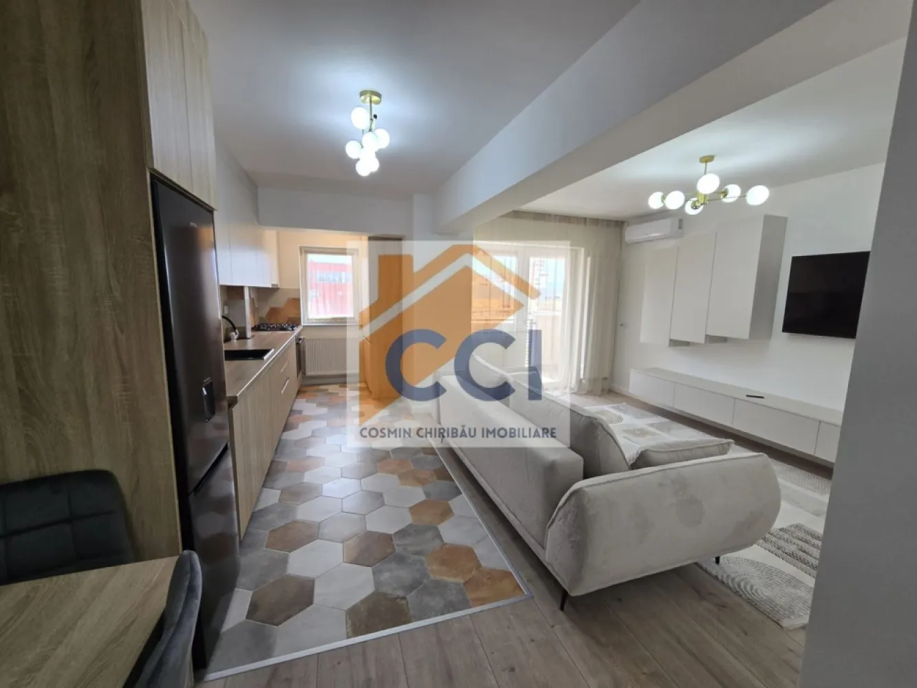 Apartament Premium cu 2 Camere – Arena Residence Bacău -Prima închirie - DE ÎNCHIRIAT | Apartament Premium cu 2 Camere – Arena Residence Bacău, str. Stefan cel Mare 32
💎 500 EUR/lună | Etaj 3
Totul este nou și pregătit pentru primul chiriaș! 🏡
Dacă îți dorești un apartament în care să te muți fără griji, acesta este momentul perfect. Locuința este complet nouă, finisaje moderne, mobilier și electrocasnice noi, folosite pentru prima dată.
Vă prezentăm o proprietate deosebită situată în Arena Residence, unul dintre cele mai apreciate complexe rezidențiale din Bacău, pe strada Ștefan cel Mare – o locație premium, cu acces facil către toate punctele importante ale orașului.
Aflat la etajul 3, acest apartament cu 2 camere impresionează printr-un design interior sofisticat, finisaje de calitate și o atmosferă caldă, elegantă, ideală pentru un stil de viață modern.
Fiecare detaliu a fost ales pentru a crea un spațiu armonios: mobilier premium, linii contemporane, zone luminoase și un nivel ridicat de confort, oferind senzația unei locuințe pregătite pentru cele mai exigente preferințe.
Caracteristici principale:
✨ Apartament cu 2 camere, amenajat premium
✨ Etaj 3
✨ Complet mobilat și utilat lux
✨ Living elegant, cu zonă de relaxare rafinată
✨ Dormitor confortabil și intim
✨ Bucătărie modernă, complet echipată
✨ Finisaje și mobilier de calitate superioară
✨ Spații bine optimizate și atmosferă exclusivistă
✨ Disponibil imediat pentru mutare
Arena Residence oferă un concept de locuire premium, unde arhitectura modernă, siguranța, confortul și poziționarea excelentă se îmbină perfect. Este alegerea ideală pentru persoane care își doresc un apartament elegant, într-un mediu select și liniștit.
Un cămin care nu este doar despre spațiu, ci despre stil de viață, confort și prestigiu.
📍 Arena Residence – Str. Ștefan cel Mare, nr. 32, Bacău 
Programează o vizionare și descoperă apartamentul care poate deveni noul tău acasă.
