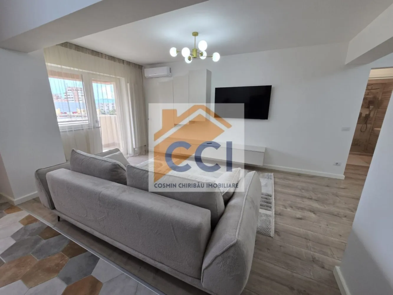 Apartament Premium cu 2 Camere – Arena Residence Bacău -Prima închirie - DE ÎNCHIRIAT | Apartament Premium cu 2 Camere – Arena Residence Bacău, str. Stefan cel Mare 32
💎 500 EUR/lună | Etaj 3
Totul este nou și pregătit pentru primul chiriaș! 🏡
Dacă îți dorești un apartament în care să te muți fără griji, acesta este momentul perfect. Locuința este complet nouă, finisaje moderne, mobilier și electrocasnice noi, folosite pentru prima dată.
Vă prezentăm o proprietate deosebită situată în Arena Residence, unul dintre cele mai apreciate complexe rezidențiale din Bacău, pe strada Ștefan cel Mare – o locație premium, cu acces facil către toate punctele importante ale orașului.
Aflat la etajul 3, acest apartament cu 2 camere impresionează printr-un design interior sofisticat, finisaje de calitate și o atmosferă caldă, elegantă, ideală pentru un stil de viață modern.
Fiecare detaliu a fost ales pentru a crea un spațiu armonios: mobilier premium, linii contemporane, zone luminoase și un nivel ridicat de confort, oferind senzația unei locuințe pregătite pentru cele mai exigente preferințe.
Caracteristici principale:
✨ Apartament cu 2 camere, amenajat premium
✨ Etaj 3
✨ Complet mobilat și utilat lux
✨ Living elegant, cu zonă de relaxare rafinată
✨ Dormitor confortabil și intim
✨ Bucătărie modernă, complet echipată
✨ Finisaje și mobilier de calitate superioară
✨ Spații bine optimizate și atmosferă exclusivistă
✨ Disponibil imediat pentru mutare
Arena Residence oferă un concept de locuire premium, unde arhitectura modernă, siguranța, confortul și poziționarea excelentă se îmbină perfect. Este alegerea ideală pentru persoane care își doresc un apartament elegant, într-un mediu select și liniștit.
Un cămin care nu este doar despre spațiu, ci despre stil de viață, confort și prestigiu.
📍 Arena Residence – Str. Ștefan cel Mare, nr. 32, Bacău 
Programează o vizionare și descoperă apartamentul care poate deveni noul tău acasă.