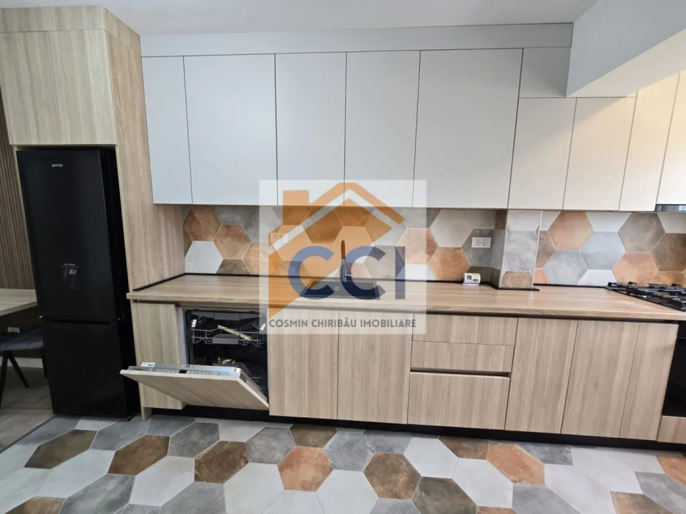 Apartament Premium cu 2 Camere – Arena Residence Bacău -Prima închirie - DE ÎNCHIRIAT | Apartament Premium cu 2 Camere – Arena Residence Bacău, str. Stefan cel Mare 32
💎 500 EUR/lună | Etaj 3
Totul este nou și pregătit pentru primul chiriaș! 🏡
Dacă îți dorești un apartament în care să te muți fără griji, acesta este momentul perfect. Locuința este complet nouă, finisaje moderne, mobilier și electrocasnice noi, folosite pentru prima dată.
Vă prezentăm o proprietate deosebită situată în Arena Residence, unul dintre cele mai apreciate complexe rezidențiale din Bacău, pe strada Ștefan cel Mare – o locație premium, cu acces facil către toate punctele importante ale orașului.
Aflat la etajul 3, acest apartament cu 2 camere impresionează printr-un design interior sofisticat, finisaje de calitate și o atmosferă caldă, elegantă, ideală pentru un stil de viață modern.
Fiecare detaliu a fost ales pentru a crea un spațiu armonios: mobilier premium, linii contemporane, zone luminoase și un nivel ridicat de confort, oferind senzația unei locuințe pregătite pentru cele mai exigente preferințe.
Caracteristici principale:
✨ Apartament cu 2 camere, amenajat premium
✨ Etaj 3
✨ Complet mobilat și utilat lux
✨ Living elegant, cu zonă de relaxare rafinată
✨ Dormitor confortabil și intim
✨ Bucătărie modernă, complet echipată
✨ Finisaje și mobilier de calitate superioară
✨ Spații bine optimizate și atmosferă exclusivistă
✨ Disponibil imediat pentru mutare
Arena Residence oferă un concept de locuire premium, unde arhitectura modernă, siguranța, confortul și poziționarea excelentă se îmbină perfect. Este alegerea ideală pentru persoane care își doresc un apartament elegant, într-un mediu select și liniștit.
Un cămin care nu este doar despre spațiu, ci despre stil de viață, confort și prestigiu.
📍 Arena Residence – Str. Ștefan cel Mare, nr. 32, Bacău 
Programează o vizionare și descoperă apartamentul care poate deveni noul tău acasă.