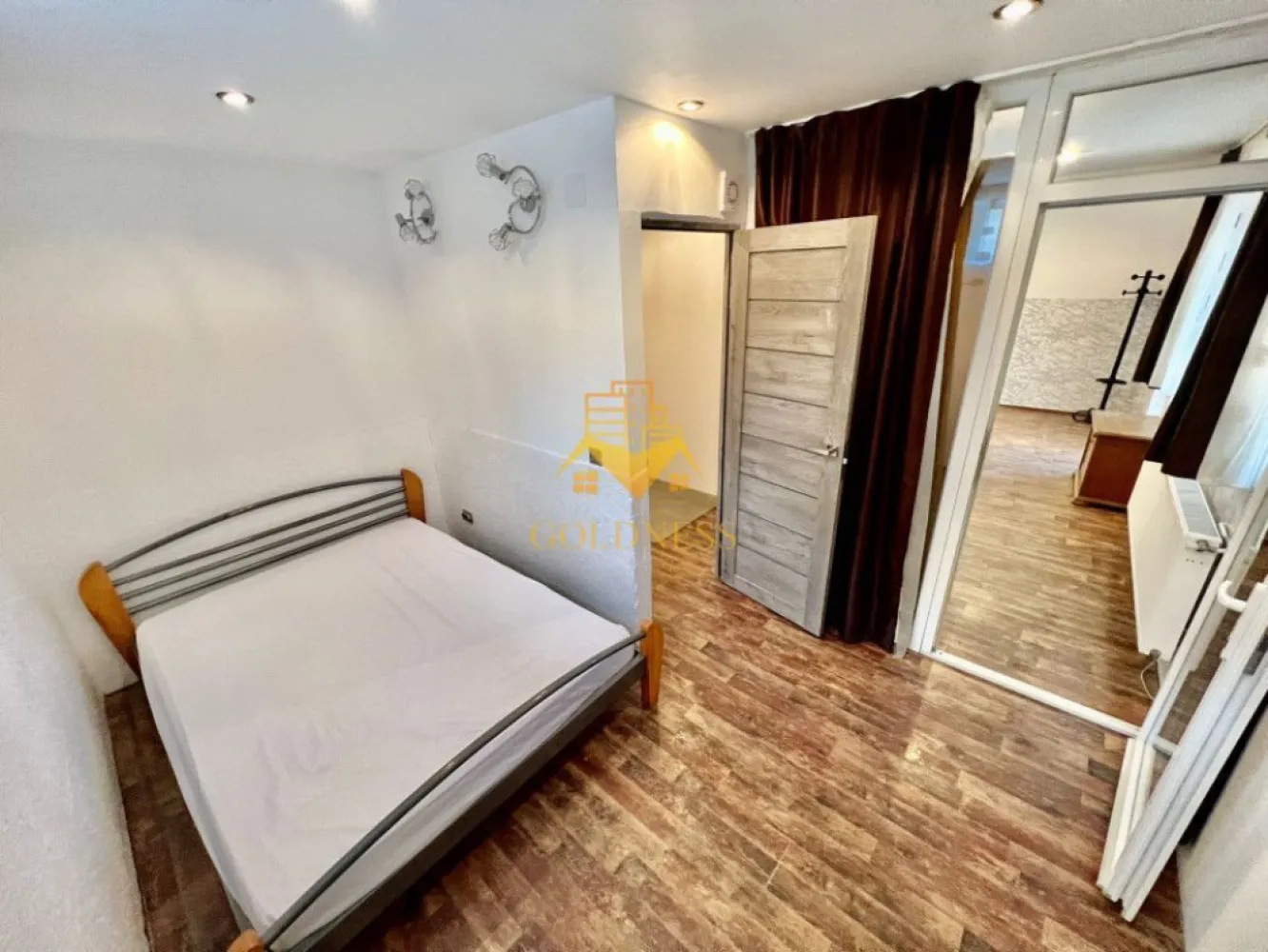 3 camere, PET FRIENDLY, parcare, curte, UMF, zona Hasdeu, Piezisa - GOLDNESS Imobiliare vă propune spre închiriere un apartament cu 3 camere complet mobilat și utilat, la parter într-un imobil de 11 etaje, în zona Hadeu, UMF.
 Parcare in curtea interioara!

Apartamentul este compartimentat astfel:
 - 2 dormitoare cu paturi matrimoniale, dressing, noptiere
 - living cu bucatarie open-space complet utilată, canapea extensibla, loc de servit masa 
 - baie cu cabina de dus, calorifer port prosop inox și dulap pentru depozitare.
- curte

Imobilul este dotat cu toate cele necesare- centrală proprie, mașină de spălat haine, frigider, aragaz, hotă, , etc. 
Se află în apropierea stațiilor de transport în comun, magazine, restaurante, spații verzi, farmacii, etc. 

Dacă sunteți interesați de acest apartament și doriți să îl vizionați, dar și pentru alte oferte sau detalii nu ezitați să ne contactați telefonic sau prin e-mail - goldnessimobiliare@gmail.com. Vă stăm la dispoziție!
Pentru intermediere se percepe un comision de 50% din prețul chiriei!