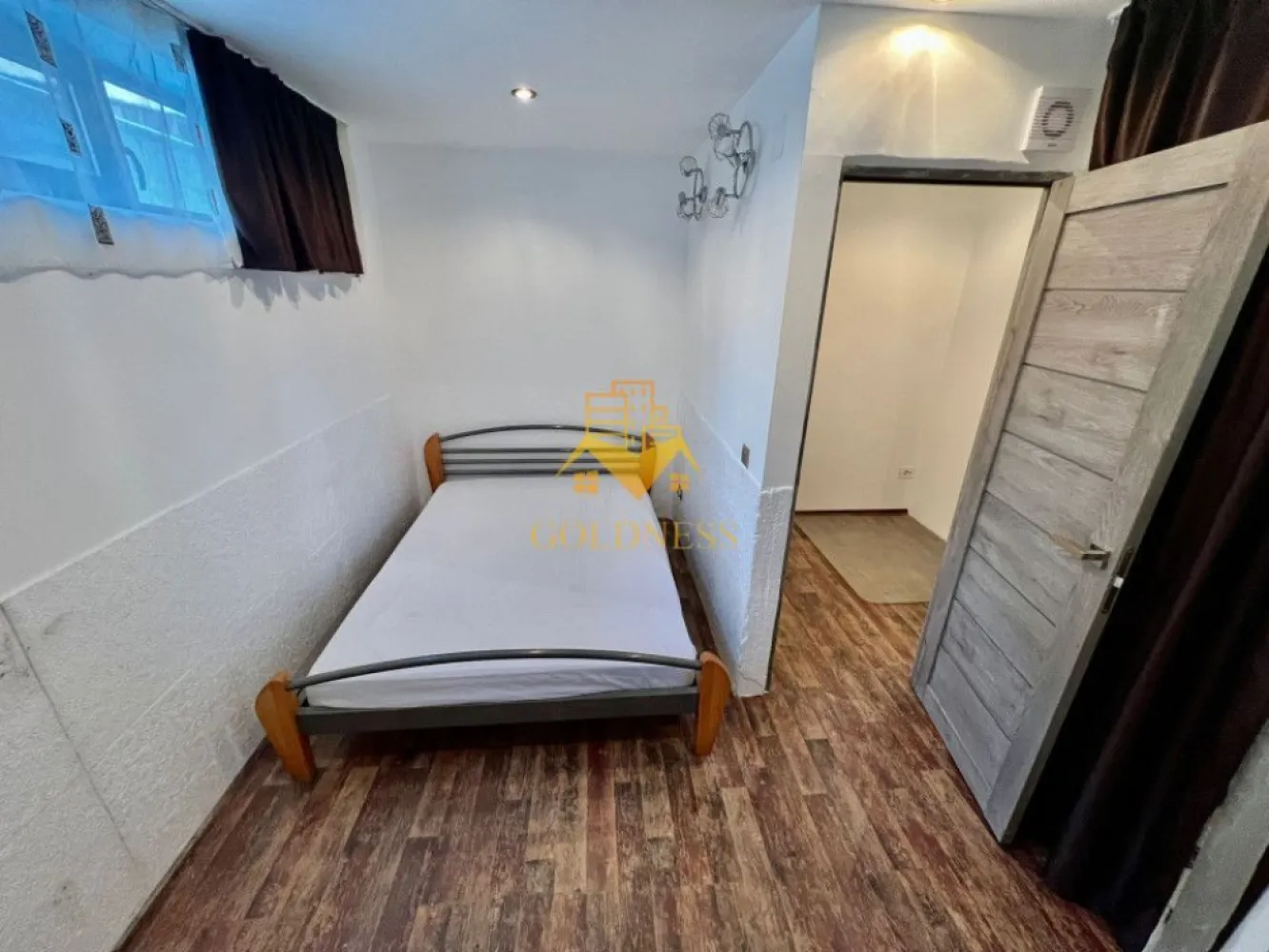 3 camere, PET FRIENDLY, parcare, curte, UMF, zona Hasdeu, Piezisa - GOLDNESS Imobiliare vă propune spre închiriere un apartament cu 3 camere complet mobilat și utilat, la parter într-un imobil de 11 etaje, în zona Hadeu, UMF.
 Parcare in curtea interioara!

Apartamentul este compartimentat astfel:
 - 2 dormitoare cu paturi matrimoniale, dressing, noptiere
 - living cu bucatarie open-space complet utilată, canapea extensibla, loc de servit masa 
 - baie cu cabina de dus, calorifer port prosop inox și dulap pentru depozitare.
- curte

Imobilul este dotat cu toate cele necesare- centrală proprie, mașină de spălat haine, frigider, aragaz, hotă, , etc. 
Se află în apropierea stațiilor de transport în comun, magazine, restaurante, spații verzi, farmacii, etc. 

Dacă sunteți interesați de acest apartament și doriți să îl vizionați, dar și pentru alte oferte sau detalii nu ezitați să ne contactați telefonic sau prin e-mail - goldnessimobiliare@gmail.com. Vă stăm la dispoziție!
Pentru intermediere se percepe un comision de 50% din prețul chiriei!