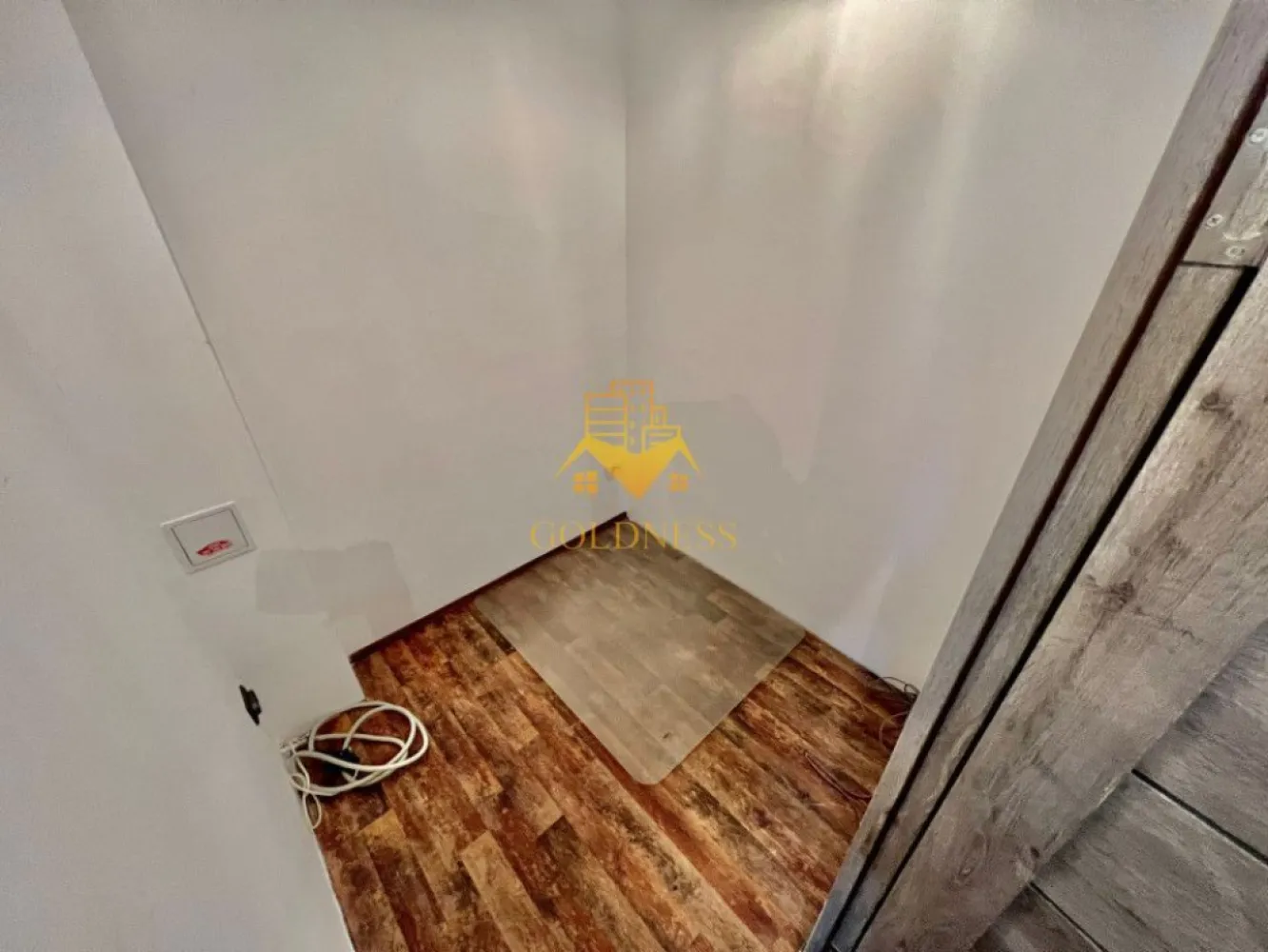 3 camere, PET FRIENDLY, parcare, curte, UMF, zona Hasdeu, Piezisa - GOLDNESS Imobiliare vă propune spre închiriere un apartament cu 3 camere complet mobilat și utilat, la parter într-un imobil de 11 etaje, în zona Hadeu, UMF.
 Parcare in curtea interioara!

Apartamentul este compartimentat astfel:
 - 2 dormitoare cu paturi matrimoniale, dressing, noptiere
 - living cu bucatarie open-space complet utilată, canapea extensibla, loc de servit masa 
 - baie cu cabina de dus, calorifer port prosop inox și dulap pentru depozitare.
- curte

Imobilul este dotat cu toate cele necesare- centrală proprie, mașină de spălat haine, frigider, aragaz, hotă, , etc. 
Se află în apropierea stațiilor de transport în comun, magazine, restaurante, spații verzi, farmacii, etc. 

Dacă sunteți interesați de acest apartament și doriți să îl vizionați, dar și pentru alte oferte sau detalii nu ezitați să ne contactați telefonic sau prin e-mail - goldnessimobiliare@gmail.com. Vă stăm la dispoziție!
Pentru intermediere se percepe un comision de 50% din prețul chiriei!