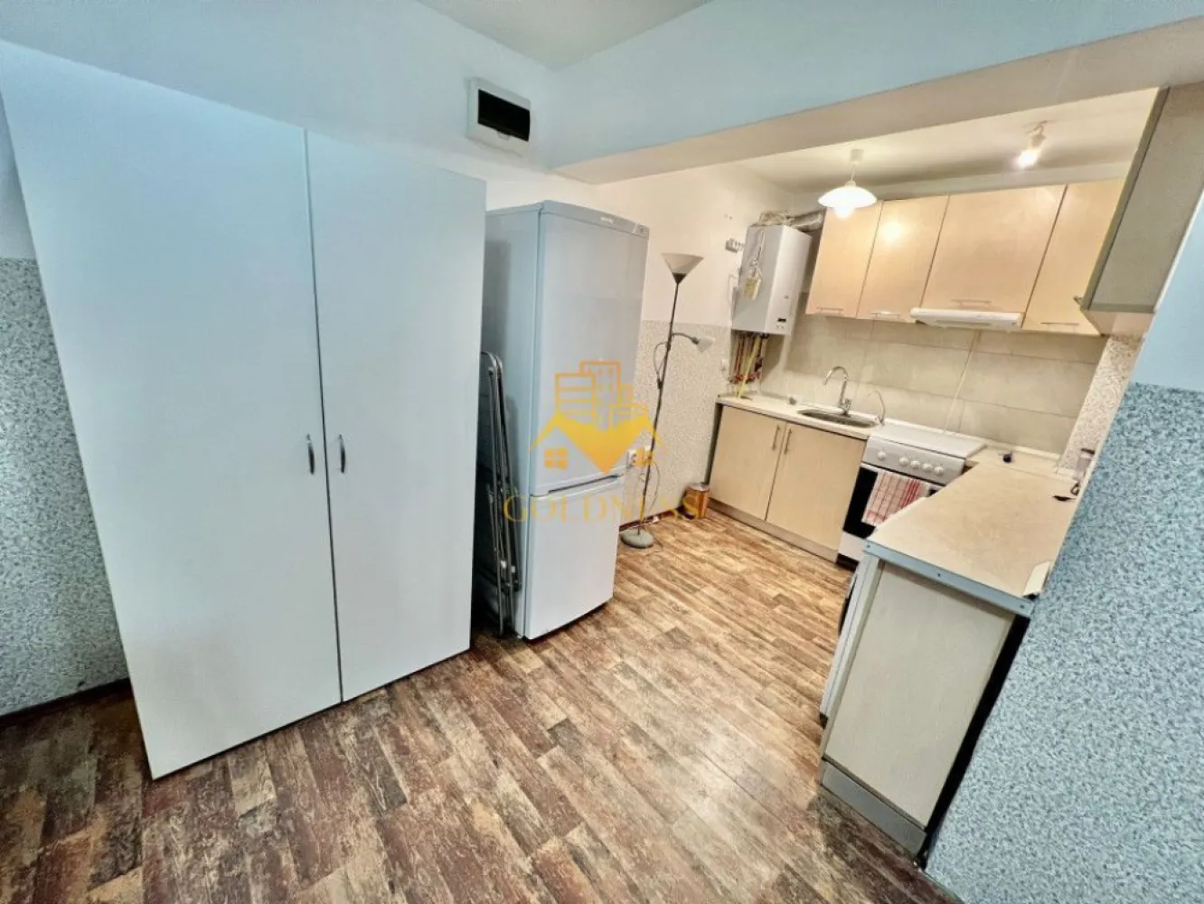 3 camere, PET FRIENDLY, parcare, curte, UMF, zona Hasdeu, Piezisa - GOLDNESS Imobiliare vă propune spre închiriere un apartament cu 3 camere complet mobilat și utilat, la parter într-un imobil de 11 etaje, în zona Hadeu, UMF.
 Parcare in curtea interioara!

Apartamentul este compartimentat astfel:
 - 2 dormitoare cu paturi matrimoniale, dressing, noptiere
 - living cu bucatarie open-space complet utilată, canapea extensibla, loc de servit masa 
 - baie cu cabina de dus, calorifer port prosop inox și dulap pentru depozitare.
- curte

Imobilul este dotat cu toate cele necesare- centrală proprie, mașină de spălat haine, frigider, aragaz, hotă, , etc. 
Se află în apropierea stațiilor de transport în comun, magazine, restaurante, spații verzi, farmacii, etc. 

Dacă sunteți interesați de acest apartament și doriți să îl vizionați, dar și pentru alte oferte sau detalii nu ezitați să ne contactați telefonic sau prin e-mail - goldnessimobiliare@gmail.com. Vă stăm la dispoziție!
Pentru intermediere se percepe un comision de 50% din prețul chiriei!