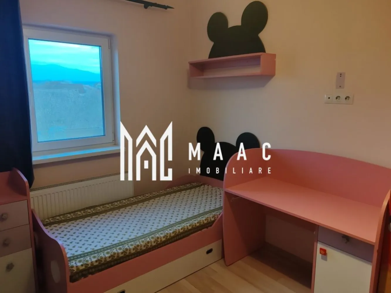 Apartament 3 camere | 54 Mp | Zona Selimbar - MAAC Imobiliare vă propune spre vânzare un apartament deosebit, situat în Șelimbăr, pe strada Pictor Brana.
Imobilul are o suprafață utilă de 54 mp și dispune de balcon, oferind un spațiu suplimentar ideal pentru relaxare.

Apartamentul se vinde complet mobilat și utilat, fiind pregătit pentru a fi locuit imediat.
Localizarea este excelentă – în apropierea mall-ului, magazinelor și altor puncte de interes, la doar 5 minute de municipiul Sibiu.

Pentru informații suplimentare și programarea unei vizionări, vă rugăm să ne contactați menționând ID:CP2813096