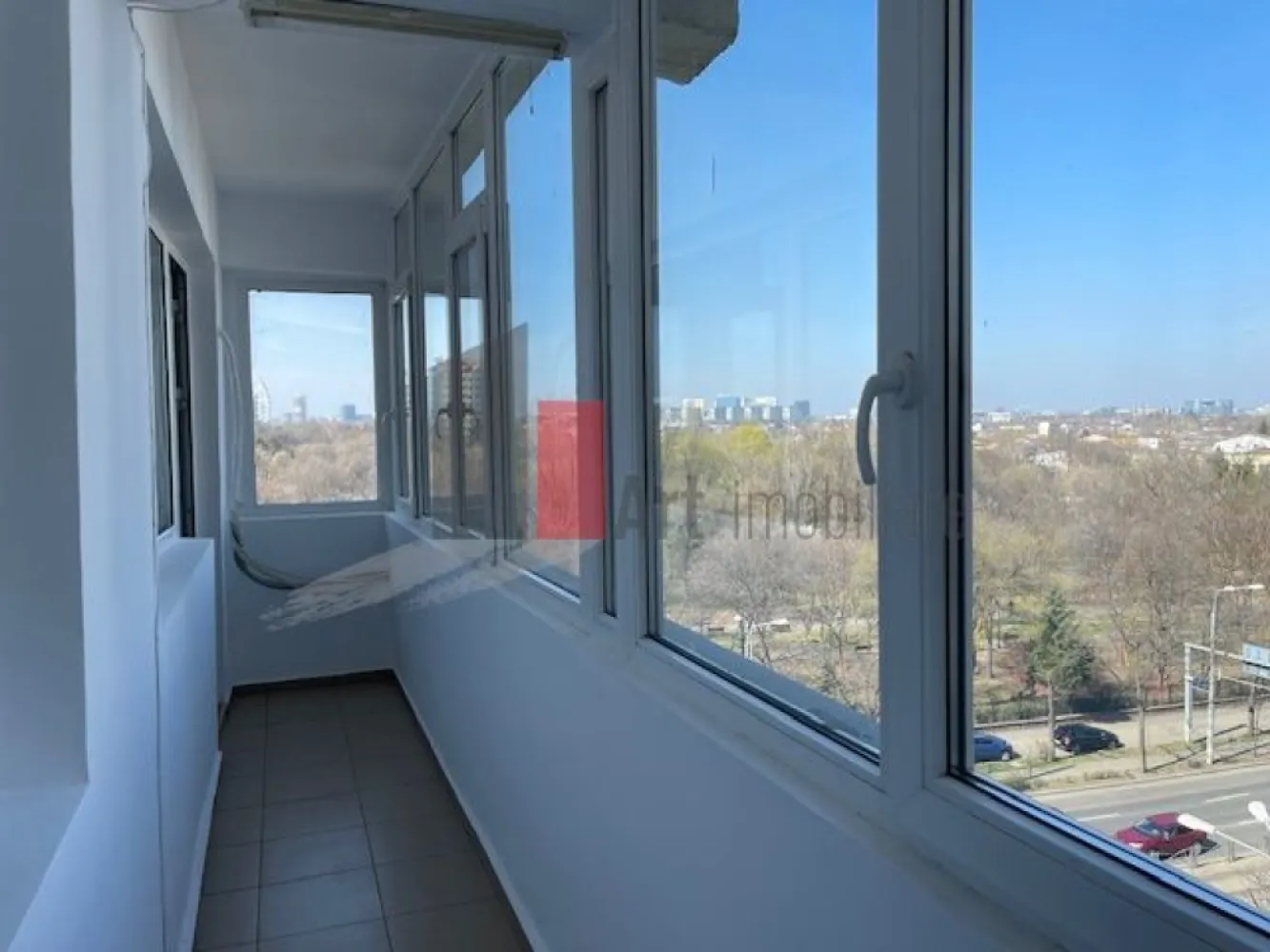 3 camere vizavi de parcul Plumbuita - Va prezentam un apartament de ivamnzare aflat la etajul 6 din 8 cu o vedere superba a parcului Plumbuita.
Imobilul este anvelopat iar costurile de intretinere sunt minime, nu se plateste decat intretinerea si curentul electric, internetul si televiziunea fiind gratuite.

Apartamentul are o suprafata de 70 mp utili si este format din:
 - living
 - 2 dormitoare
 - bucatarie
 - 2 zone de depozitare
 - 1 balcon inchis

Apartamentul se vinde cu tot ce se afla in el. 
Pentru detalii sau vizionare va rog sa ne contactati !