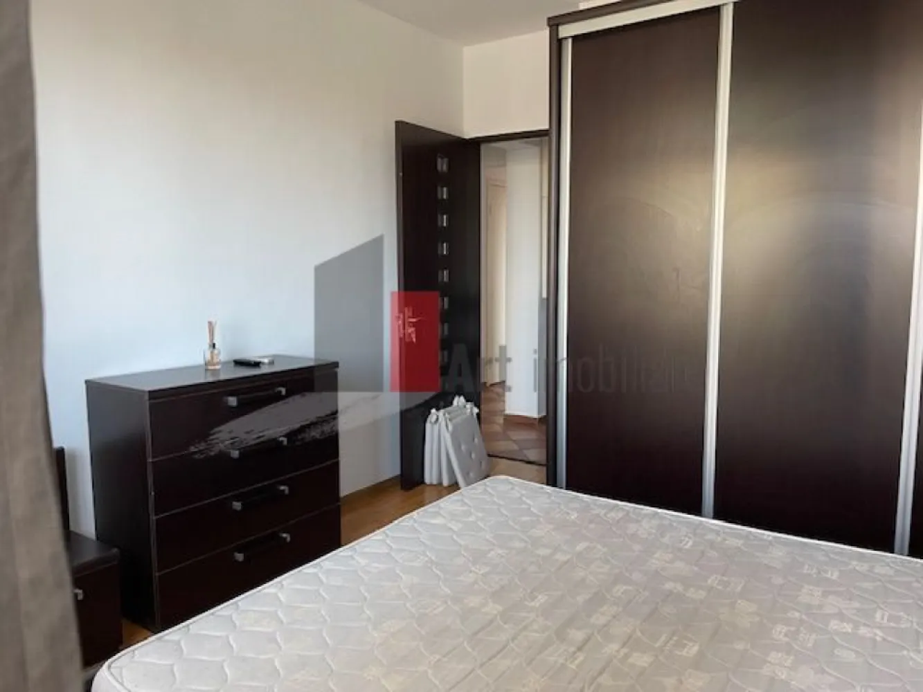 3 camere vizavi de parcul Plumbuita - Va prezentam un apartament de ivamnzare aflat la etajul 6 din 8 cu o vedere superba a parcului Plumbuita.
Imobilul este anvelopat iar costurile de intretinere sunt minime, nu se plateste decat intretinerea si curentul electric, internetul si televiziunea fiind gratuite.

Apartamentul are o suprafata de 70 mp utili si este format din:
 - living
 - 2 dormitoare
 - bucatarie
 - 2 zone de depozitare
 - 1 balcon inchis

Apartamentul se vinde cu tot ce se afla in el. 
Pentru detalii sau vizionare va rog sa ne contactati !