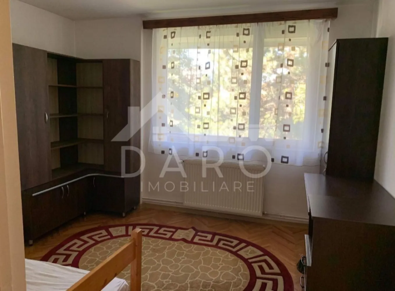 🏡 Apartament 2 camere decomandat – Cornișa, lângă UMF | 450 €/lună 🎓 - 🏡 Apartament 2 camere decomandat – Cornișa, lângă UMF | 450 €/lună 🎓
✨ Cauți un apartament într-o zonă liniștită, dar aproape de tot ce contează?
Acesta poate fi eact ce îți trebuie!
📍 Locație: Cornișa – Aleea Cornișa
🏢 Etaj: 3
💰 Chirie: 450 €/lună
🛏️ Compartimentare decomandată
🔑 Detalii apartament:
🛋️ 2 camere separate
🍽️ Bucătărie
🛁 Baie
🧺 Cămară
🌿 Terasă
✔️ Apartament renovat
✔️ Zonă liniștită
✔️ La câteva minute de UMF și Spitalul Județean
💡 Ideal pentru studenți, medici rezidenți sau cupluri
📞 Pentru detalii și vizionări: 0749 535 729
👩‍💼 Coman Maria – Daro Imobiliare
💭 Te gândești să-ți cumperi propriul apartament?
Prin Kiwi Finance beneficiezi de:
✔️ analiză GRATUITĂ a eligibilității
✔️ acces la oferte de la peste 12 bănci
✔️ negocierea dobânzii în favoarea ta
✔️ suport complet până la semnare