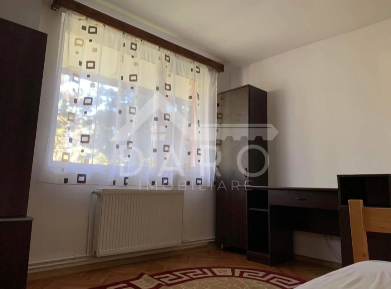🏡 Apartament 2 camere decomandat – Cornișa, lângă UMF | 450 €/lună 🎓 - 🏡 Apartament 2 camere decomandat – Cornișa, lângă UMF | 450 €/lună 🎓
✨ Cauți un apartament într-o zonă liniștită, dar aproape de tot ce contează?
Acesta poate fi eact ce îți trebuie!
📍 Locație: Cornișa – Aleea Cornișa
🏢 Etaj: 3
💰 Chirie: 450 €/lună
🛏️ Compartimentare decomandată
🔑 Detalii apartament:
🛋️ 2 camere separate
🍽️ Bucătărie
🛁 Baie
🧺 Cămară
🌿 Terasă
✔️ Apartament renovat
✔️ Zonă liniștită
✔️ La câteva minute de UMF și Spitalul Județean
💡 Ideal pentru studenți, medici rezidenți sau cupluri
📞 Pentru detalii și vizionări: 0749 535 729
👩‍💼 Coman Maria – Daro Imobiliare
💭 Te gândești să-ți cumperi propriul apartament?
Prin Kiwi Finance beneficiezi de:
✔️ analiză GRATUITĂ a eligibilității
✔️ acces la oferte de la peste 12 bănci
✔️ negocierea dobânzii în favoarea ta
✔️ suport complet până la semnare