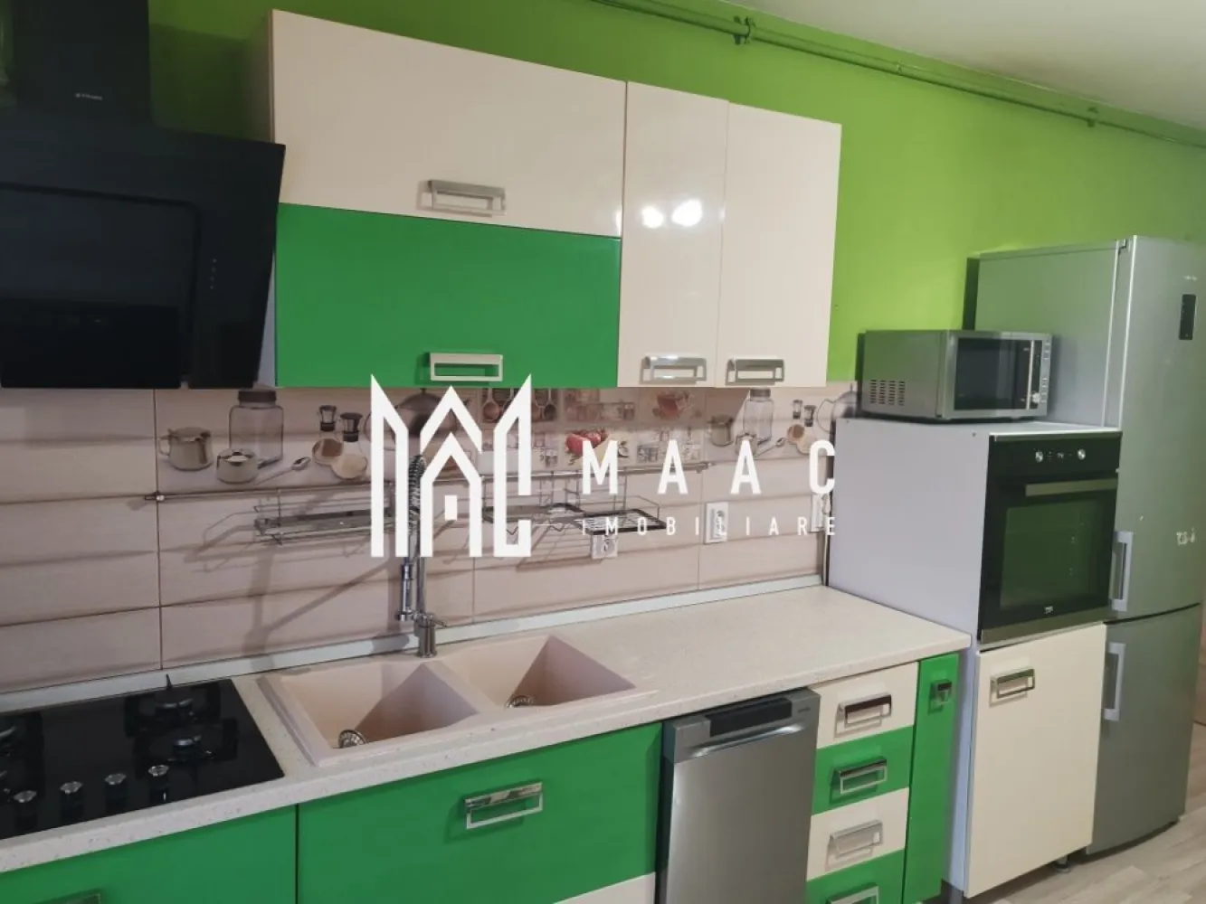 Apartament 3 camere | 54 Mp | Zona Selimbar - MAAC Imobiliare vă propune spre vânzare un apartament deosebit, situat în Șelimbăr, pe strada Pictor Brana.
Imobilul are o suprafață utilă de 54 mp și dispune de balcon, oferind un spațiu suplimentar ideal pentru relaxare.

Apartamentul se vinde complet mobilat și utilat, fiind pregătit pentru a fi locuit imediat.
Localizarea este excelentă – în apropierea mall-ului, magazinelor și altor puncte de interes, la doar 5 minute de municipiul Sibiu.

Pentru informații suplimentare și programarea unei vizionări, vă rugăm să ne contactați menționând ID:CP2813096