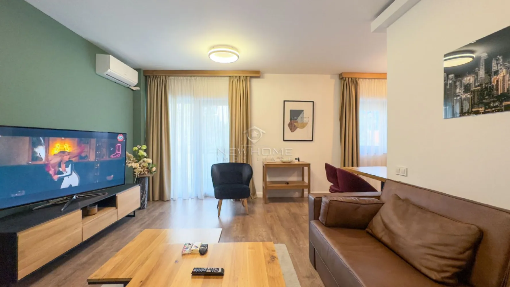Apartament 2 camere, Parcare, zona Iulius Mall Gheorgheni - NewHOME Imobiliare ofera in EXCLUSIVITATE spre inchiriere apartament cu 2 camere semidecomandat, situat in cartierul Gheorgheni, pe strada Bistritei. Apartamentul este emplasat la etajul 1 din 4 intr-un imobil finalizat in anul 2020. Dispune de suprafata utila de 55 mp + 12 balcon. Compus din: hol, living open space impreuna cu bucatarie, dormitor, baie, balcon, loc de PARCARE subteran inclus in pret. Pentru confortul Dvz. se inchiriaza complet mobilat si utilat, finisaje/mobilier si electrocasnice de calitate superioara, perfect pentru a va bucura de noua locuinta. Dotat cu centrala termica proprie, AER conditionat. Imobilul beneficiaza de supraveghere video. Avand in vedere poziția si avantajele zonei este una dintre cele mai de interes din Cluj-Napoca, datorita pozitionarii fiind in apropiere de Iulius Mall, Porsche Engineering, facultatea FSEGA, Business centre, Iulius Park, etc. 
Pentru mai multe informatii si pentru a programa o vizionare, contactati-ne cu incredere.