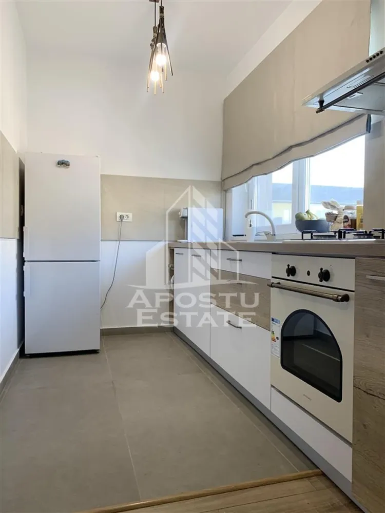 Apartament de vanzare cu 2 camere, la etajul intai, Calea Urseni - APOSTU ESTATE va propune spre vanzare un apartament modern cu 2 camere, situat pe Calea Urseni, intr-o zona linistita si apreciata, cu acces facil catre oras si principalele puncte de interes.

Apartamentul este amplasat la etajul intai al unui imobil cu regim de inaltime P+2E.

Locuinta dispune de o suprafata utila de 55 mp, la care se adauga o terasa, ideala pentru momentele de relaxare.

Compartimentarea este eficienta si bine gandita pentru confortul zilnic:

Living deschis cu bucataria si locul de luat masa;
Dormitor;
Baie cu cada;
Terasa;

Apartamentul se vinde complet mobilat si utilat, fiind pregatit pentru mutare imediata, fara investitii suplimentare.

Agentia imobiliara Apostu Estate ofera consultatii si solutii financiare prin colaboratorii nostri.

Proprietatea reprezinta o alegere excelenta atat pentru locuit, cat si pentru investitie, datorita compartimentarii practice si amplasarii intr-o zona aflata in continua dezvoltare.

Pentru mai multe detalii sau pentru a programa o vizionare, va stam cu drag la dispozitie!
CP3217194