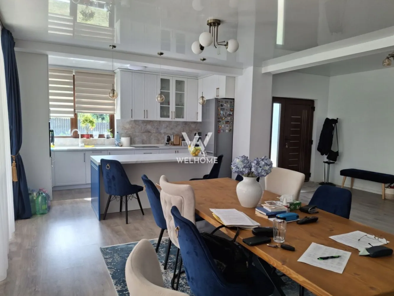 Casa SMART ,individuala de vanzare in Daia Noua, Sibiu - În inima satului Daia Nouă, la doar câțiva pași de vibrația Sibiului, se ridică o casă ce pare desprinsă dintr-un vis modern și totuși ancorat în liniștea naturii. O locuință inteligentă, independentă, cu suflet verde – apă cristalină din adâncul pământului, la 120 de metri, lumină solară prinsă în panourile de 8 kW, căldură difuză în pardoseală, purtată de o pompă de căldură ce transformă fiecare anotimp într-o binecuvântare.

Pe un teren intravilan generos, de 1007 mp, cu o deschidere largă de 50 m, se deschide o curte de 880 mp ce respiră libertate și promisiuni de seri liniștite. Casa, cu o suprafață utilă de 241 mp, își desfășoară povestea pe două niveluri, cu patru camere luminoase – trei dormitoare pregătite să adăpostească vise, trei băi elegante, o bucătărie ce invită la bucuria meselor împărtășite și trei balcoane ce se deschid către priveliști senine.

Fiecare colț este o declarație de lux și rafinament – mobilată complet, cu finisaje ultramoderne și de calitate superioară, casa îmbină poezia intimității cu siguranța tehnologiei.

Și totuși, poate cea mai mare frumusețe nu e doar între ziduri, ci în locul în care se află: o zonă superbă, unde dealurile îmbrățișează cerul, unde diminețile au parfum de început curat și unde seara, liniștea e cel mai prețios vecin.

Această casă nu este doar o proprietate de vânzare – este un refugiu pentru cei care caută libertatea, frumusețea și armonia dintre modern și etern.

Pret 400. 000 euro, negociabil

Pentru vizionare si detalii 0740066818 Cristina