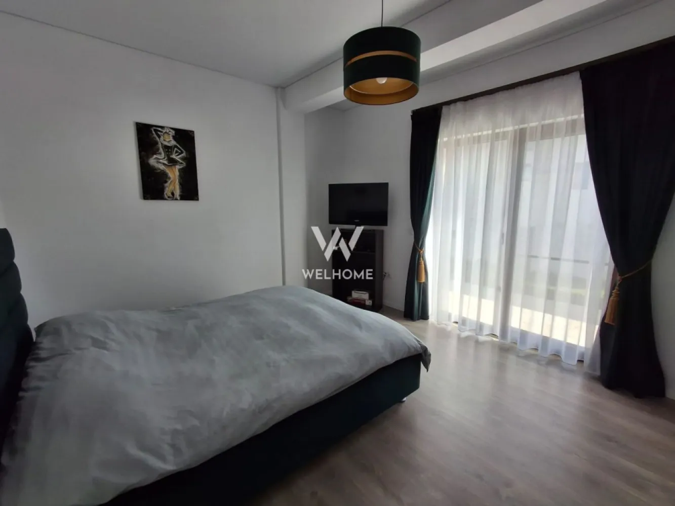 Casa SMART ,individuala de vanzare in Daia Noua, Sibiu - În inima satului Daia Nouă, la doar câțiva pași de vibrația Sibiului, se ridică o casă ce pare desprinsă dintr-un vis modern și totuși ancorat în liniștea naturii. O locuință inteligentă, independentă, cu suflet verde – apă cristalină din adâncul pământului, la 120 de metri, lumină solară prinsă în panourile de 8 kW, căldură difuză în pardoseală, purtată de o pompă de căldură ce transformă fiecare anotimp într-o binecuvântare.

Pe un teren intravilan generos, de 1007 mp, cu o deschidere largă de 50 m, se deschide o curte de 880 mp ce respiră libertate și promisiuni de seri liniștite. Casa, cu o suprafață utilă de 241 mp, își desfășoară povestea pe două niveluri, cu patru camere luminoase – trei dormitoare pregătite să adăpostească vise, trei băi elegante, o bucătărie ce invită la bucuria meselor împărtășite și trei balcoane ce se deschid către priveliști senine.

Fiecare colț este o declarație de lux și rafinament – mobilată complet, cu finisaje ultramoderne și de calitate superioară, casa îmbină poezia intimității cu siguranța tehnologiei.

Și totuși, poate cea mai mare frumusețe nu e doar între ziduri, ci în locul în care se află: o zonă superbă, unde dealurile îmbrățișează cerul, unde diminețile au parfum de început curat și unde seara, liniștea e cel mai prețios vecin.

Această casă nu este doar o proprietate de vânzare – este un refugiu pentru cei care caută libertatea, frumusețea și armonia dintre modern și etern.

Pret 400. 000 euro, negociabil

Pentru vizionare si detalii 0740066818 Cristina