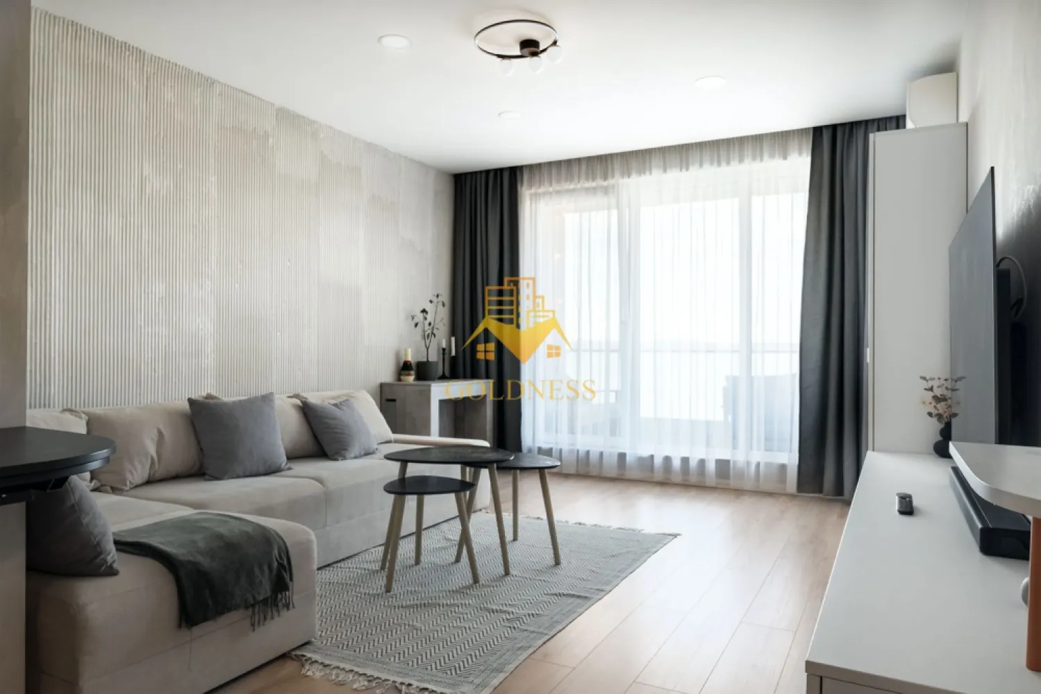 2 camere decomandate, Premium, Parcare, Revo Sigma, Augustin Presecanu - GOLDNESS Imobiliare vă propune spre închiriere un apartament cu 2 camere decomandate, complet mobilat și utilat, la etajul 5 într-un imobil de 5 etaje, în Cartierul Andrei Muresanu.
Dispune de loc de parcare subterana!
Se află în apropierea stațiilor de transport în comun, magazine, restaurante, spații verzi, farmacii, etc. 

Apartamentul este compartimentat astfel:
 - dormitor cu pat matrimonial, dressing, noptiere, birou
 - living cu canapea extensibila, comoda tv, televizor, dressing generos, 
 - bucatarie complet utilată și mobilată, loc de servit masa 
 - baie cu cada, calorifer port prosop și dulap pentru depozitare
 - terasa de 16 mp, hol cu dulapuri generoase pentru depozitare.

Imobilul este dotat cu toate cele necesare- centrală proprie, frigider, aragaz, hotă, mașină de spălat / uscat haine si vase, aer conditionat, etc. 

Dacă sunteți interesați de acest apartament și doriți să îl vizionați, dar și pentru alte oferte nu ezitați să ne contactați telefonic sau prin e-mail. Vă stăm la dispoziție!
Pentru intermediere se percepe un comision de 50% din prețul chiriei!