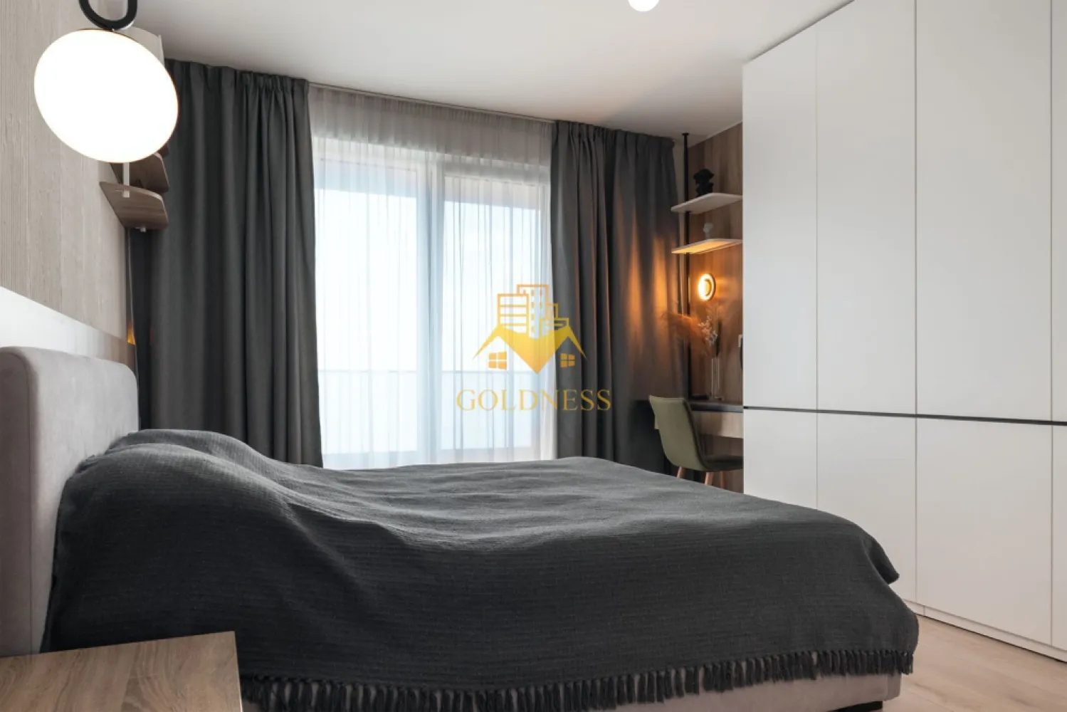 2 camere decomandate, Premium, Parcare, Revo Sigma, Augustin Presecanu - GOLDNESS Imobiliare vă propune spre închiriere un apartament cu 2 camere decomandate, complet mobilat și utilat, la etajul 5 într-un imobil de 5 etaje, în Cartierul Andrei Muresanu.
Dispune de loc de parcare subterana!
Se află în apropierea stațiilor de transport în comun, magazine, restaurante, spații verzi, farmacii, etc. 

Apartamentul este compartimentat astfel:
 - dormitor cu pat matrimonial, dressing, noptiere, birou
 - living cu canapea extensibila, comoda tv, televizor, dressing generos, 
 - bucatarie complet utilată și mobilată, loc de servit masa 
 - baie cu cada, calorifer port prosop și dulap pentru depozitare
 - terasa de 16 mp, hol cu dulapuri generoase pentru depozitare.

Imobilul este dotat cu toate cele necesare- centrală proprie, frigider, aragaz, hotă, mașină de spălat / uscat haine si vase, aer conditionat, etc. 

Dacă sunteți interesați de acest apartament și doriți să îl vizionați, dar și pentru alte oferte nu ezitați să ne contactați telefonic sau prin e-mail. Vă stăm la dispoziție!
Pentru intermediere se percepe un comision de 50% din prețul chiriei!