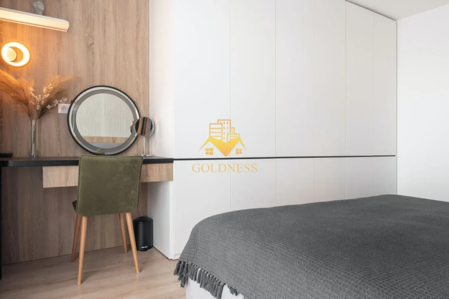 2 camere decomandate, Premium, Parcare, Revo Sigma, Augustin Presecanu - GOLDNESS Imobiliare vă propune spre închiriere un apartament cu 2 camere decomandate, complet mobilat și utilat, la etajul 5 într-un imobil de 5 etaje, în Cartierul Andrei Muresanu.
Dispune de loc de parcare subterana!
Se află în apropierea stațiilor de transport în comun, magazine, restaurante, spații verzi, farmacii, etc. 

Apartamentul este compartimentat astfel:
 - dormitor cu pat matrimonial, dressing, noptiere, birou
 - living cu canapea extensibila, comoda tv, televizor, dressing generos, 
 - bucatarie complet utilată și mobilată, loc de servit masa 
 - baie cu cada, calorifer port prosop și dulap pentru depozitare
 - terasa de 16 mp, hol cu dulapuri generoase pentru depozitare.

Imobilul este dotat cu toate cele necesare- centrală proprie, frigider, aragaz, hotă, mașină de spălat / uscat haine si vase, aer conditionat, etc. 

Dacă sunteți interesați de acest apartament și doriți să îl vizionați, dar și pentru alte oferte nu ezitați să ne contactați telefonic sau prin e-mail. Vă stăm la dispoziție!
Pentru intermediere se percepe un comision de 50% din prețul chiriei!
