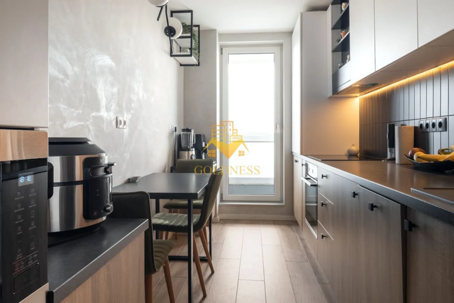 2 camere decomandate, Premium, Parcare, Revo Sigma, Augustin Presecanu - GOLDNESS Imobiliare vă propune spre închiriere un apartament cu 2 camere decomandate, complet mobilat și utilat, la etajul 5 într-un imobil de 5 etaje, în Cartierul Andrei Muresanu.
Dispune de loc de parcare subterana!
Se află în apropierea stațiilor de transport în comun, magazine, restaurante, spații verzi, farmacii, etc. 

Apartamentul este compartimentat astfel:
 - dormitor cu pat matrimonial, dressing, noptiere, birou
 - living cu canapea extensibila, comoda tv, televizor, dressing generos, 
 - bucatarie complet utilată și mobilată, loc de servit masa 
 - baie cu cada, calorifer port prosop și dulap pentru depozitare
 - terasa de 16 mp, hol cu dulapuri generoase pentru depozitare.

Imobilul este dotat cu toate cele necesare- centrală proprie, frigider, aragaz, hotă, mașină de spălat / uscat haine si vase, aer conditionat, etc. 

Dacă sunteți interesați de acest apartament și doriți să îl vizionați, dar și pentru alte oferte nu ezitați să ne contactați telefonic sau prin e-mail. Vă stăm la dispoziție!
Pentru intermediere se percepe un comision de 50% din prețul chiriei!