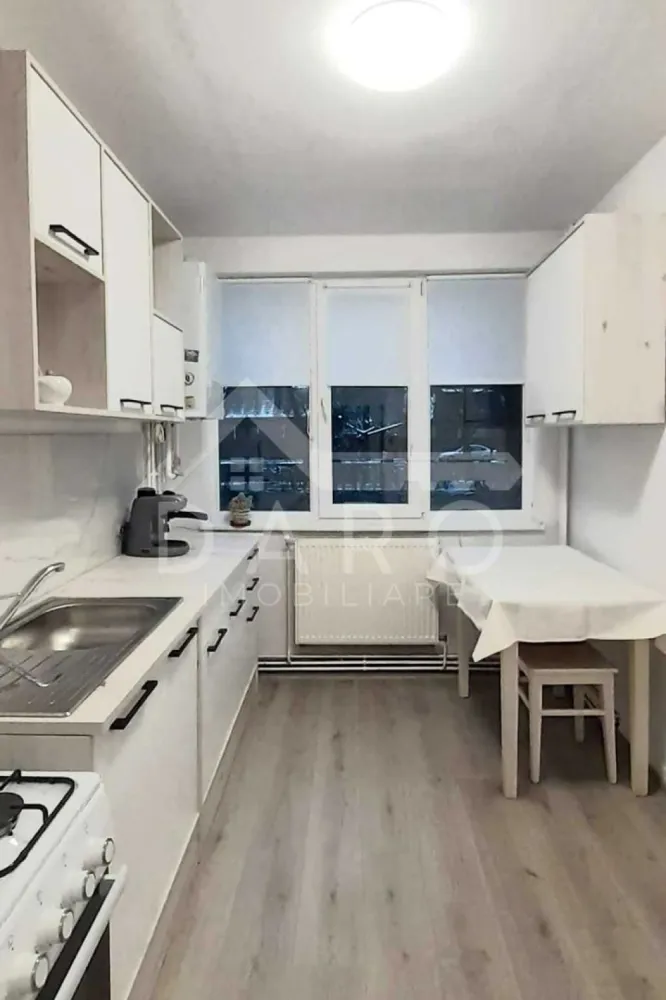 🏡 Apartament 3 camere decomandat – Tudor, zona Dacia | 130.000 € 🌿 - 🏡 Apartament 3 camere decomandat – Tudor, zona Dacia | 130.000 € 🌿
✨ Cauți un apartament spațios, într-o zonă liniștită și verde?
Acesta poate fi exact alegerea potrivită pentru tine!
📍 Locație: Târgu Mureș – Tudor, zona Dacia (str. Brașovului)
📐 Suprafață: 65 mp
🏢 Etaj: Parter din 4
💰 Preț: 130.000 €
🔑 Compartimentare practică:
🛋️ 3 camere decomandate
🍽️ Bucătărie
🛁 Baie
🧺 Cămară + debara
🚪 2 holuri
🌿 2 balcoane (unul închis cu termopan)
✔️ Apartament renovat recent
✔️ Mobilat modern
✔️ Geamuri termopan
✔️ Încălzire centralizată
✔️ Baie și bucătărie aproape noi
✔️ Zonă aerisită, cu mult spațiu verde
💡 Ideal pentru familie sau investiție sigură
📞 Pentru detalii și vizionări: 0749 535 729
👩‍💼 Coman Maria – Daro Imobiliare
💭 Te gândești să-l cumperi prin credit?
Prin Kiwi Finance beneficiezi de:
✔️ analiză GRATUITĂ a eligibilității
✔️ acces la oferte de la peste 12 bănci
✔️ negocierea dobânzii în favoarea ta
✔️ suport complet până la semnare