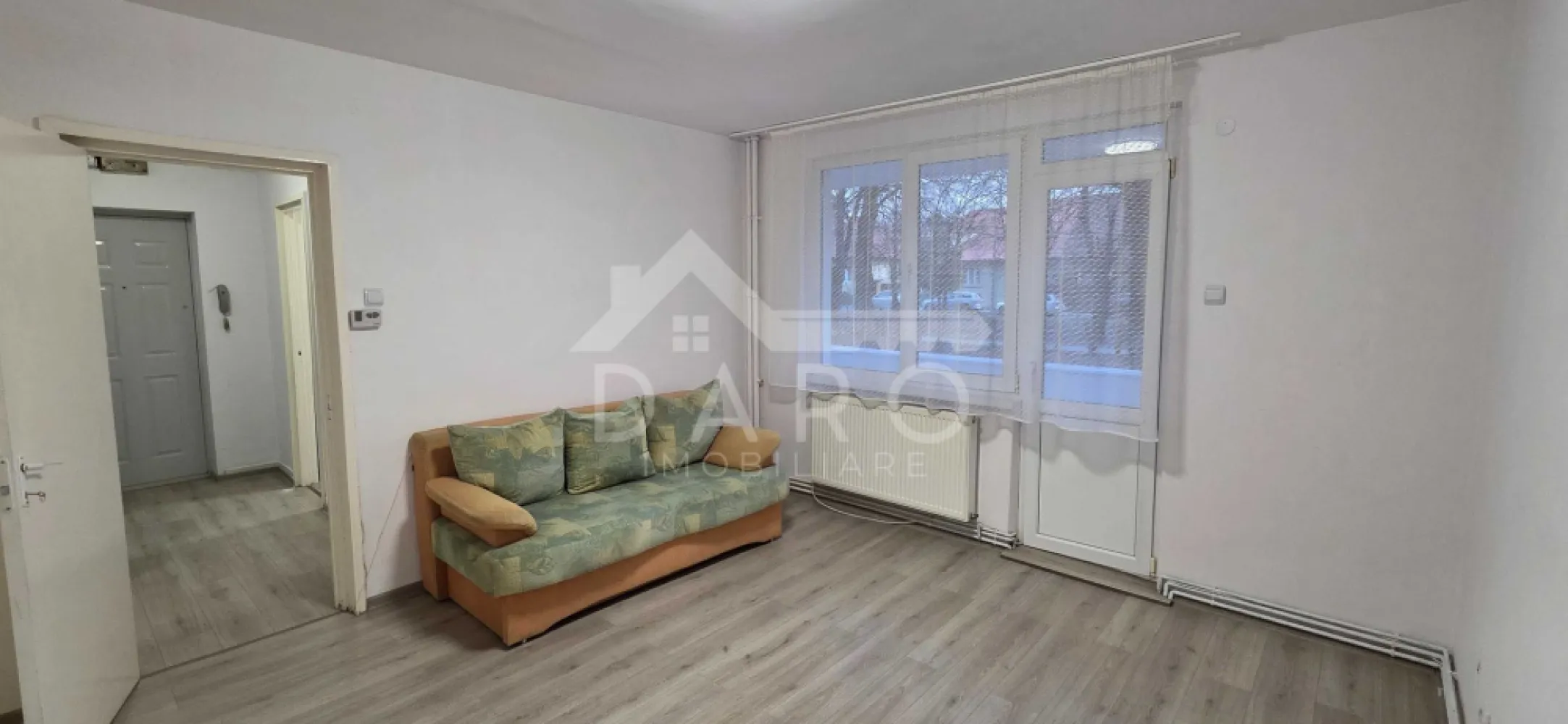 🏡 Apartament 3 camere decomandat – Tudor, zona Dacia | 130.000 € 🌿 - 🏡 Apartament 3 camere decomandat – Tudor, zona Dacia | 130.000 € 🌿
✨ Cauți un apartament spațios, într-o zonă liniștită și verde?
Acesta poate fi exact alegerea potrivită pentru tine!
📍 Locație: Târgu Mureș – Tudor, zona Dacia (str. Brașovului)
📐 Suprafață: 65 mp
🏢 Etaj: Parter din 4
💰 Preț: 130.000 €
🔑 Compartimentare practică:
🛋️ 3 camere decomandate
🍽️ Bucătărie
🛁 Baie
🧺 Cămară + debara
🚪 2 holuri
🌿 2 balcoane (unul închis cu termopan)
✔️ Apartament renovat recent
✔️ Mobilat modern
✔️ Geamuri termopan
✔️ Încălzire centralizată
✔️ Baie și bucătărie aproape noi
✔️ Zonă aerisită, cu mult spațiu verde
💡 Ideal pentru familie sau investiție sigură
📞 Pentru detalii și vizionări: 0749 535 729
👩‍💼 Coman Maria – Daro Imobiliare
💭 Te gândești să-l cumperi prin credit?
Prin Kiwi Finance beneficiezi de:
✔️ analiză GRATUITĂ a eligibilității
✔️ acces la oferte de la peste 12 bănci
✔️ negocierea dobânzii în favoarea ta
✔️ suport complet până la semnare