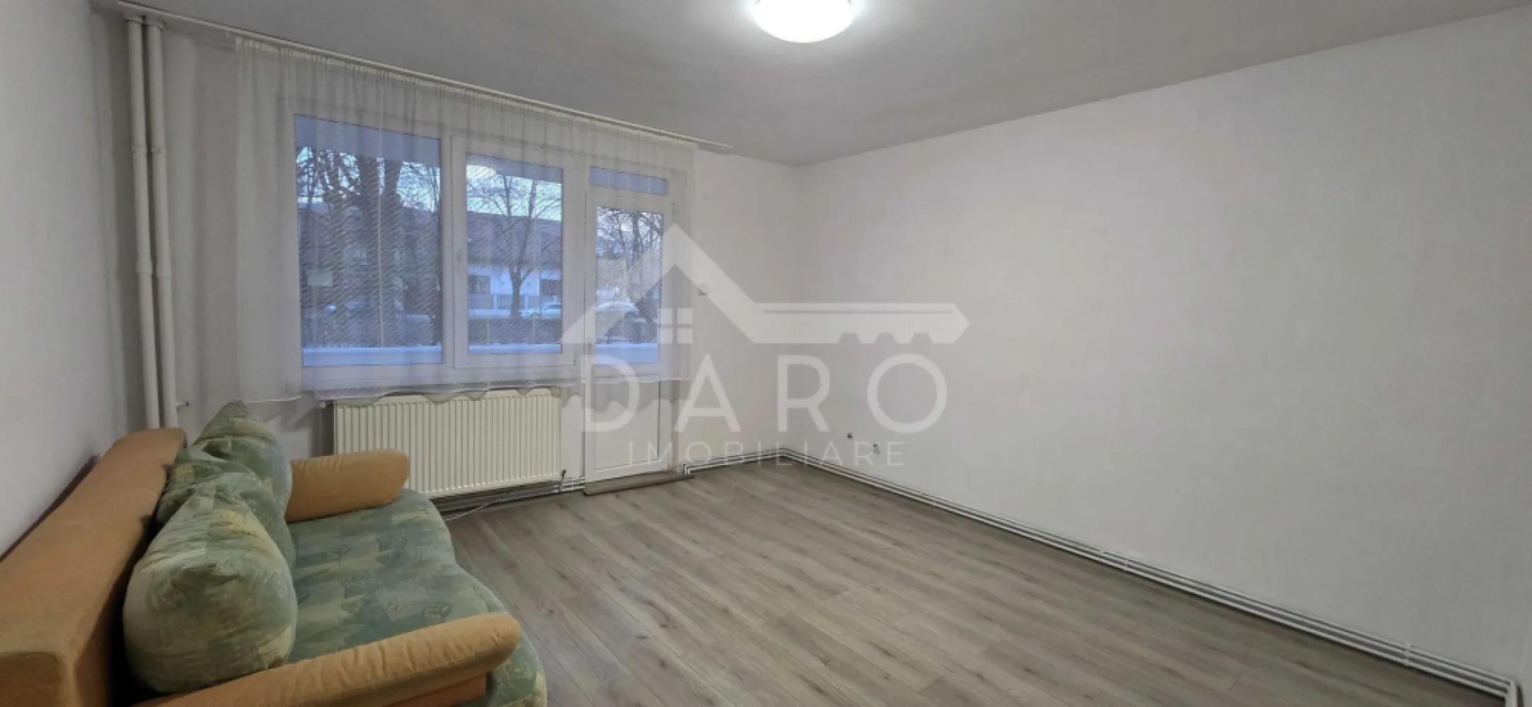 🏡 Apartament 3 camere decomandat – Tudor, zona Dacia | 130.000 € 🌿 - 🏡 Apartament 3 camere decomandat – Tudor, zona Dacia | 130.000 € 🌿
✨ Cauți un apartament spațios, într-o zonă liniștită și verde?
Acesta poate fi exact alegerea potrivită pentru tine!
📍 Locație: Târgu Mureș – Tudor, zona Dacia (str. Brașovului)
📐 Suprafață: 65 mp
🏢 Etaj: Parter din 4
💰 Preț: 130.000 €
🔑 Compartimentare practică:
🛋️ 3 camere decomandate
🍽️ Bucătărie
🛁 Baie
🧺 Cămară + debara
🚪 2 holuri
🌿 2 balcoane (unul închis cu termopan)
✔️ Apartament renovat recent
✔️ Mobilat modern
✔️ Geamuri termopan
✔️ Încălzire centralizată
✔️ Baie și bucătărie aproape noi
✔️ Zonă aerisită, cu mult spațiu verde
💡 Ideal pentru familie sau investiție sigură
📞 Pentru detalii și vizionări: 0749 535 729
👩‍💼 Coman Maria – Daro Imobiliare
💭 Te gândești să-l cumperi prin credit?
Prin Kiwi Finance beneficiezi de:
✔️ analiză GRATUITĂ a eligibilității
✔️ acces la oferte de la peste 12 bănci
✔️ negocierea dobânzii în favoarea ta
✔️ suport complet până la semnare