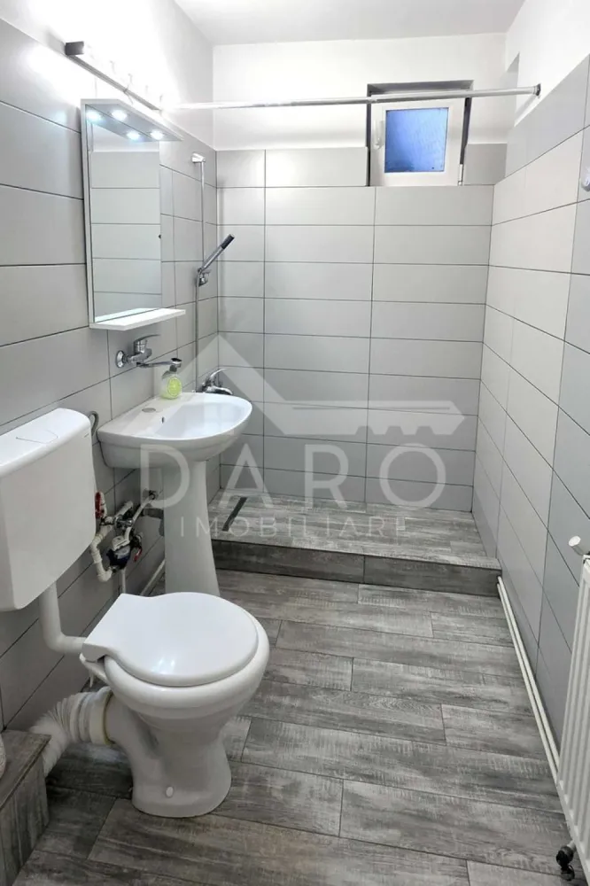 🏡 Apartament 3 camere decomandat – Tudor, zona Dacia | 130.000 € 🌿 - 🏡 Apartament 3 camere decomandat – Tudor, zona Dacia | 130.000 € 🌿
✨ Cauți un apartament spațios, într-o zonă liniștită și verde?
Acesta poate fi exact alegerea potrivită pentru tine!
📍 Locație: Târgu Mureș – Tudor, zona Dacia (str. Brașovului)
📐 Suprafață: 65 mp
🏢 Etaj: Parter din 4
💰 Preț: 130.000 €
🔑 Compartimentare practică:
🛋️ 3 camere decomandate
🍽️ Bucătărie
🛁 Baie
🧺 Cămară + debara
🚪 2 holuri
🌿 2 balcoane (unul închis cu termopan)
✔️ Apartament renovat recent
✔️ Mobilat modern
✔️ Geamuri termopan
✔️ Încălzire centralizată
✔️ Baie și bucătărie aproape noi
✔️ Zonă aerisită, cu mult spațiu verde
💡 Ideal pentru familie sau investiție sigură
📞 Pentru detalii și vizionări: 0749 535 729
👩‍💼 Coman Maria – Daro Imobiliare
💭 Te gândești să-l cumperi prin credit?
Prin Kiwi Finance beneficiezi de:
✔️ analiză GRATUITĂ a eligibilității
✔️ acces la oferte de la peste 12 bănci
✔️ negocierea dobânzii în favoarea ta
✔️ suport complet până la semnare