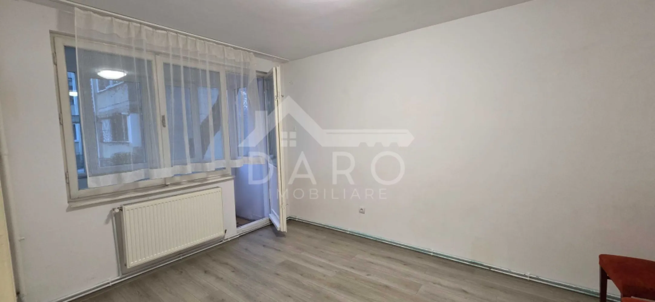 🏡 Apartament 3 camere decomandat – Tudor, zona Dacia | 130.000 € 🌿 - 🏡 Apartament 3 camere decomandat – Tudor, zona Dacia | 130.000 € 🌿
✨ Cauți un apartament spațios, într-o zonă liniștită și verde?
Acesta poate fi exact alegerea potrivită pentru tine!
📍 Locație: Târgu Mureș – Tudor, zona Dacia (str. Brașovului)
📐 Suprafață: 65 mp
🏢 Etaj: Parter din 4
💰 Preț: 130.000 €
🔑 Compartimentare practică:
🛋️ 3 camere decomandate
🍽️ Bucătărie
🛁 Baie
🧺 Cămară + debara
🚪 2 holuri
🌿 2 balcoane (unul închis cu termopan)
✔️ Apartament renovat recent
✔️ Mobilat modern
✔️ Geamuri termopan
✔️ Încălzire centralizată
✔️ Baie și bucătărie aproape noi
✔️ Zonă aerisită, cu mult spațiu verde
💡 Ideal pentru familie sau investiție sigură
📞 Pentru detalii și vizionări: 0749 535 729
👩‍💼 Coman Maria – Daro Imobiliare
💭 Te gândești să-l cumperi prin credit?
Prin Kiwi Finance beneficiezi de:
✔️ analiză GRATUITĂ a eligibilității
✔️ acces la oferte de la peste 12 bănci
✔️ negocierea dobânzii în favoarea ta
✔️ suport complet până la semnare