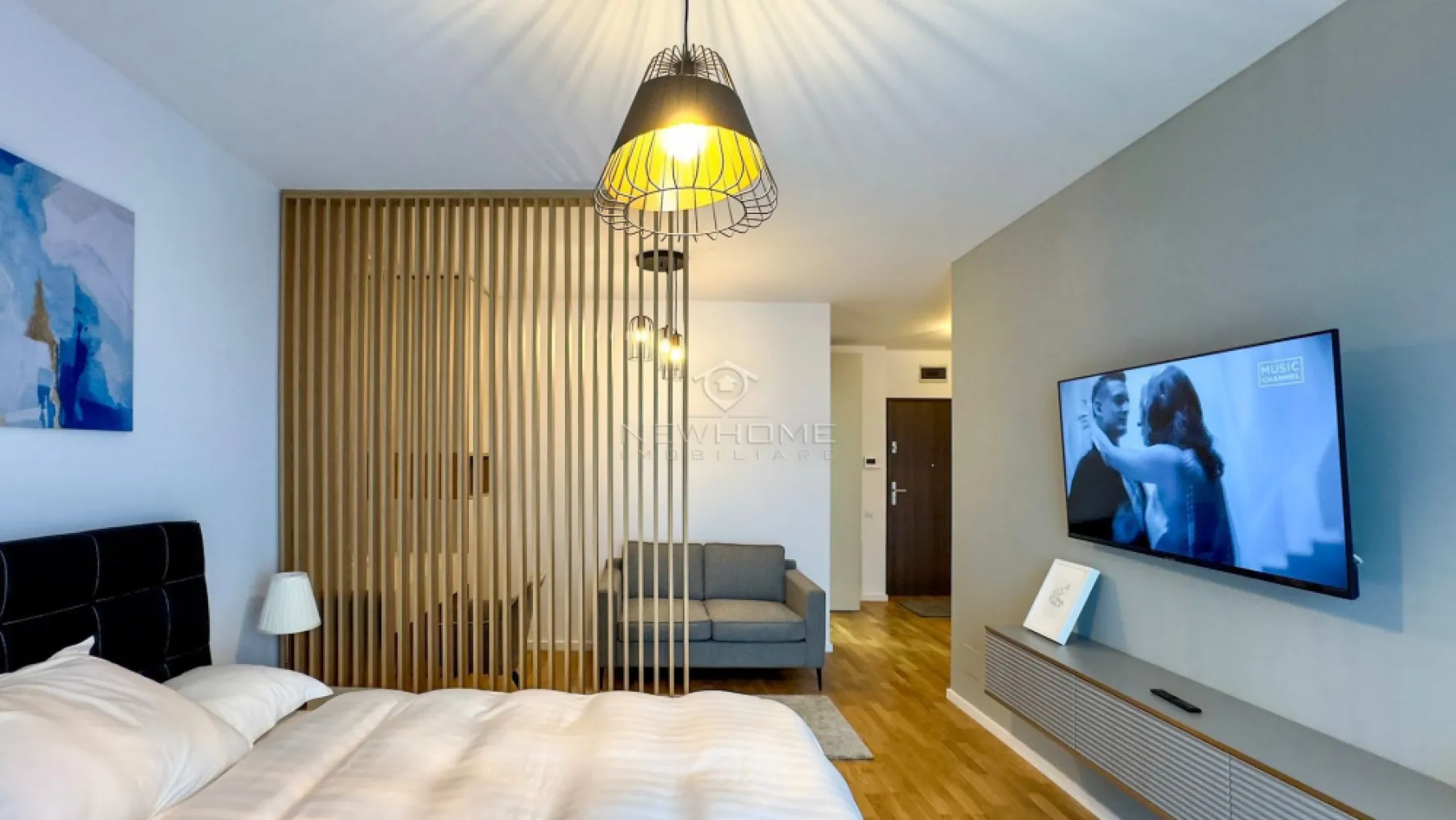 Apartament 1 camere, Parcare, zona Iulius Mall Park Lake - NewHOME imobiliare ofera spre inchiriere un apartament modern cu 1 camera semidecomandat, in ansamblul rezidential Park Lake, zona Iulius Mall. Apartamentul dispune de o suprafata utila de 38 mp + 5 mp balcon, amplasat la etajul 7 din 10 al unui imobil nou finalizat in anul 2023. Pozitionarea sa ofera sansa de a va bucura in fiecare zi de o panorama superba deasupra lacului Gheorgheni. Compartimentat astfel: hol, camera, bucatarie, baie, balcon, loc de PARCARE inclus in pret. Pentru confortul Dvs. se inchiriaza complet mobilat/utilat, dotat cu centrala termica proprie, AER conditionat, electrocasnice de calitate, masina de spalat haine, plita, hota, cuptor electric, frigider, TV. etc. Avand in vedere poziția si avantajele zonei este una de interes maxim, datorita pozitionarii fiind in apropiere de Iulius Mall, Porsche Engineering, facultatea FSEGA, Business centre, Iulius Park, etc. Pentru mai multe informatii si pentru a programa o vizionare, contactati-ne cu incredere!