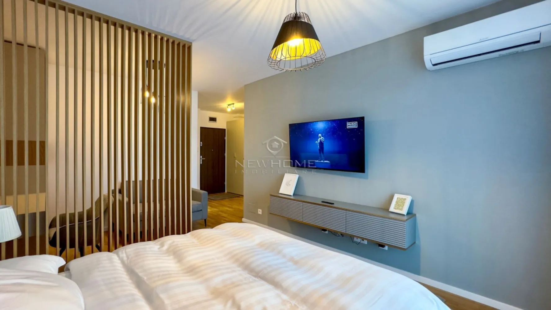 Apartament 1 camere, Parcare, zona Iulius Mall Park Lake - NewHOME imobiliare ofera spre inchiriere un apartament modern cu 1 camera semidecomandat, in ansamblul rezidential Park Lake, zona Iulius Mall. Apartamentul dispune de o suprafata utila de 38 mp + 5 mp balcon, amplasat la etajul 7 din 10 al unui imobil nou finalizat in anul 2023. Pozitionarea sa ofera sansa de a va bucura in fiecare zi de o panorama superba deasupra lacului Gheorgheni. Compartimentat astfel: hol, camera, bucatarie, baie, balcon, loc de PARCARE inclus in pret. Pentru confortul Dvs. se inchiriaza complet mobilat/utilat, dotat cu centrala termica proprie, AER conditionat, electrocasnice de calitate, masina de spalat haine, plita, hota, cuptor electric, frigider, TV. etc. Avand in vedere poziția si avantajele zonei este una de interes maxim, datorita pozitionarii fiind in apropiere de Iulius Mall, Porsche Engineering, facultatea FSEGA, Business centre, Iulius Park, etc. Pentru mai multe informatii si pentru a programa o vizionare, contactati-ne cu incredere!