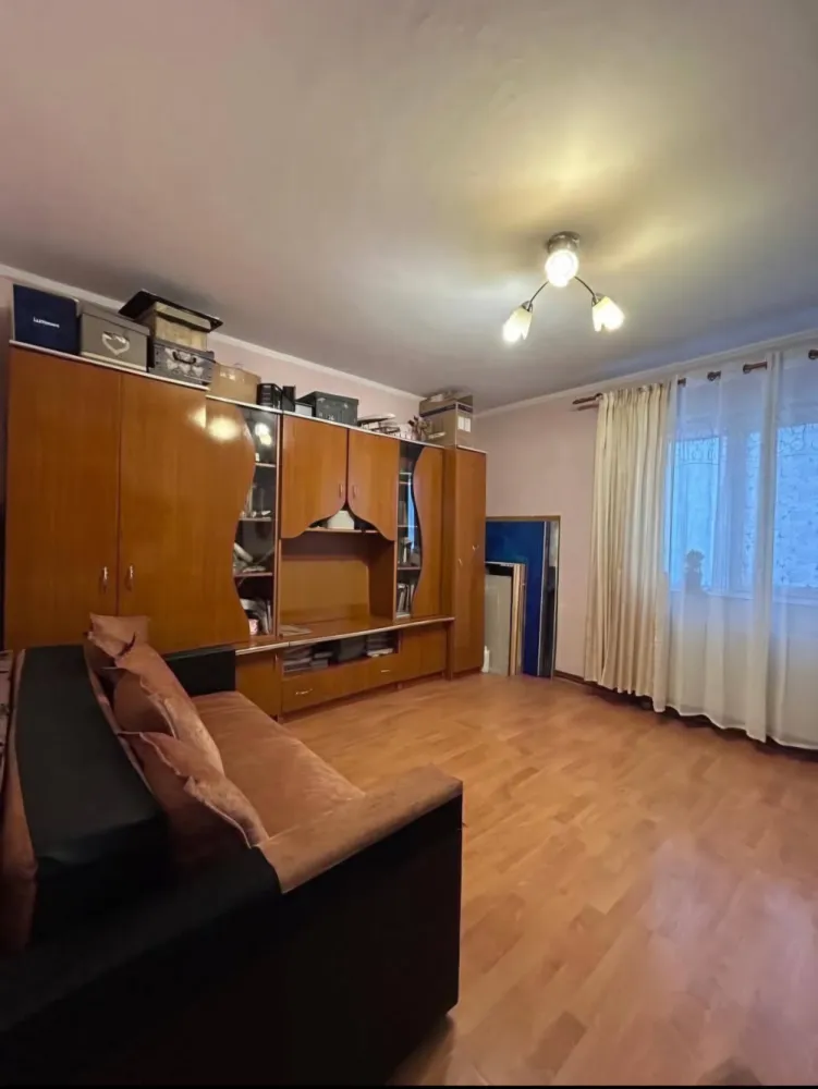 Apartament 2 camere decomandat - Se vinde apartament decomandat cu 2 camere in zonă bună, pe strada Aleea Filaturii lângă Lidl-ul de la Semilună, în bloc turn cu vedere spre sensul giratoriu dintre Decebal si Regele Mihai I. Apartamentul are 48 m2 construiți si 44 mp utili&nbsp;Compartimentare:1 x Cameră Mare&nbsp;1 x Cameră mică&nbsp;1 x Baie1 x Bucătărie&nbsp;1 x Hol1 x Balcon inchis&nbsp;1 x Debara depozitare, spațiu mașină de spălat&nbsp;Poate fi recompartimentat, din bucătărie închisă în bucatarie Open Space.Facilități:- Lift Nou- Etaj 3 din 10- Geamuri termopan&nbsp;- Centrală pe gaz nouă ImmerGas- Termostat inteligent controlat de la distanță&nbsp;- Instalație cupru- Mobilat/Utilat- Interfon- Ușă metalică&nbsp;- Supermarket Lidl la ieșirea din scară&nbsp;- Spital, Mall-uri, Supermarket-uri,Gara, Autogara toate la câteva sute de metri distanță.- Școala Gimnazială nr. 18 la 140 m- Grădiniță cu program prelungit nr. 28 la 400 m- Spațiu verde in fața blocului cât si un parc mic pentru copii.- Parcare mareCosturi întreținereElectricitate: 90-100 KWGaz: Vara 15-20 mc, Iarna 100-150 mc.Apartamentul este ideal pentru o familie cu copii sau pentru a fi dat spre închiriere, poate fi locuibil.Accept si schimb cu o casă până în 55.000 de euro si la o distanță de 30 km de oraș.Pentru mai multe detalii scrieți sau sunați la numărul de telefon.