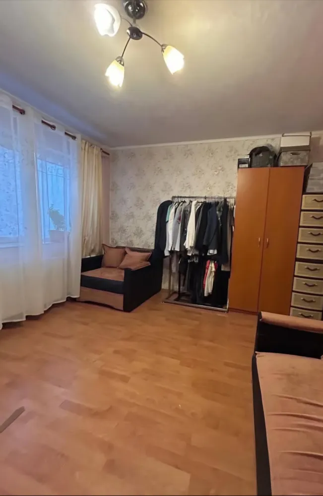 Apartament 2 camere decomandat - Se vinde apartament decomandat cu 2 camere in zonă bună, pe strada Aleea Filaturii lângă Lidl-ul de la Semilună, în bloc turn cu vedere spre sensul giratoriu dintre Decebal si Regele Mihai I. Apartamentul are 48 m2 construiți si 44 mp utili&nbsp;Compartimentare:1 x Cameră Mare&nbsp;1 x Cameră mică&nbsp;1 x Baie1 x Bucătărie&nbsp;1 x Hol1 x Balcon inchis&nbsp;1 x Debara depozitare, spațiu mașină de spălat&nbsp;Poate fi recompartimentat, din bucătărie închisă în bucatarie Open Space.Facilități:- Lift Nou- Etaj 3 din 10- Geamuri termopan&nbsp;- Centrală pe gaz nouă ImmerGas- Termostat inteligent controlat de la distanță&nbsp;- Instalație cupru- Mobilat/Utilat- Interfon- Ușă metalică&nbsp;- Supermarket Lidl la ieșirea din scară&nbsp;- Spital, Mall-uri, Supermarket-uri,Gara, Autogara toate la câteva sute de metri distanță.- Școala Gimnazială nr. 18 la 140 m- Grădiniță cu program prelungit nr. 28 la 400 m- Spațiu verde in fața blocului cât si un parc mic pentru copii.- Parcare mareCosturi întreținereElectricitate: 90-100 KWGaz: Vara 15-20 mc, Iarna 100-150 mc.Apartamentul este ideal pentru o familie cu copii sau pentru a fi dat spre închiriere, poate fi locuibil.Accept si schimb cu o casă până în 55.000 de euro si la o distanță de 30 km de oraș.Pentru mai multe detalii scrieți sau sunați la numărul de telefon.