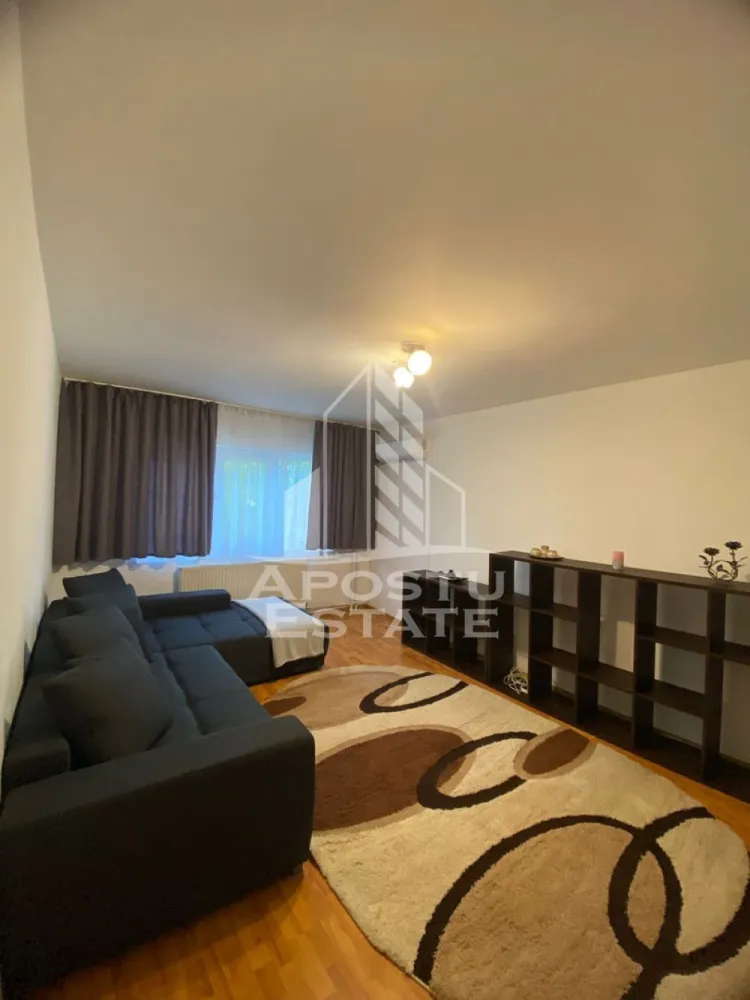 Apartament 2 camere , decomandat,zona Soarelui - APOSTU ESTATE vă propune spre închiriere un apartament spațios și elegant, cu 2 camere, situat într-o zonă liniștită și bine conectată din Soarelui, ideal pentru cupluri sau persoane care doresc un spațiu generos și confortabil.

Suprafață utilă: 57 mp
Compartimentare eficientă:

Hol de acces generos

Bucătărie complet mobilată și utilată, cu loc de luat masa

Living luminos și spațios

Dormitor matrimonial mobilat

Baie principală cu cadă și geam pentru ventilație naturală

Confort și facilități:

Boxa 

Aer condiționat

2 balcoane inchise , unul la bucatarie si altul la dormitor

Apartamentul este complet mobilat și utilat

Localizare: Zona Soarelui – liniște, acces facil spre oraș, în apropiere de magazine, școli și mijloace de transport în comun.

Ideal pentru:

Cupluri

Profesioniști care lucrează remote sau au nevoie de birou acasă

Preț chirie: 350 E
Programează o vizionare!
ID intern: CP2008145