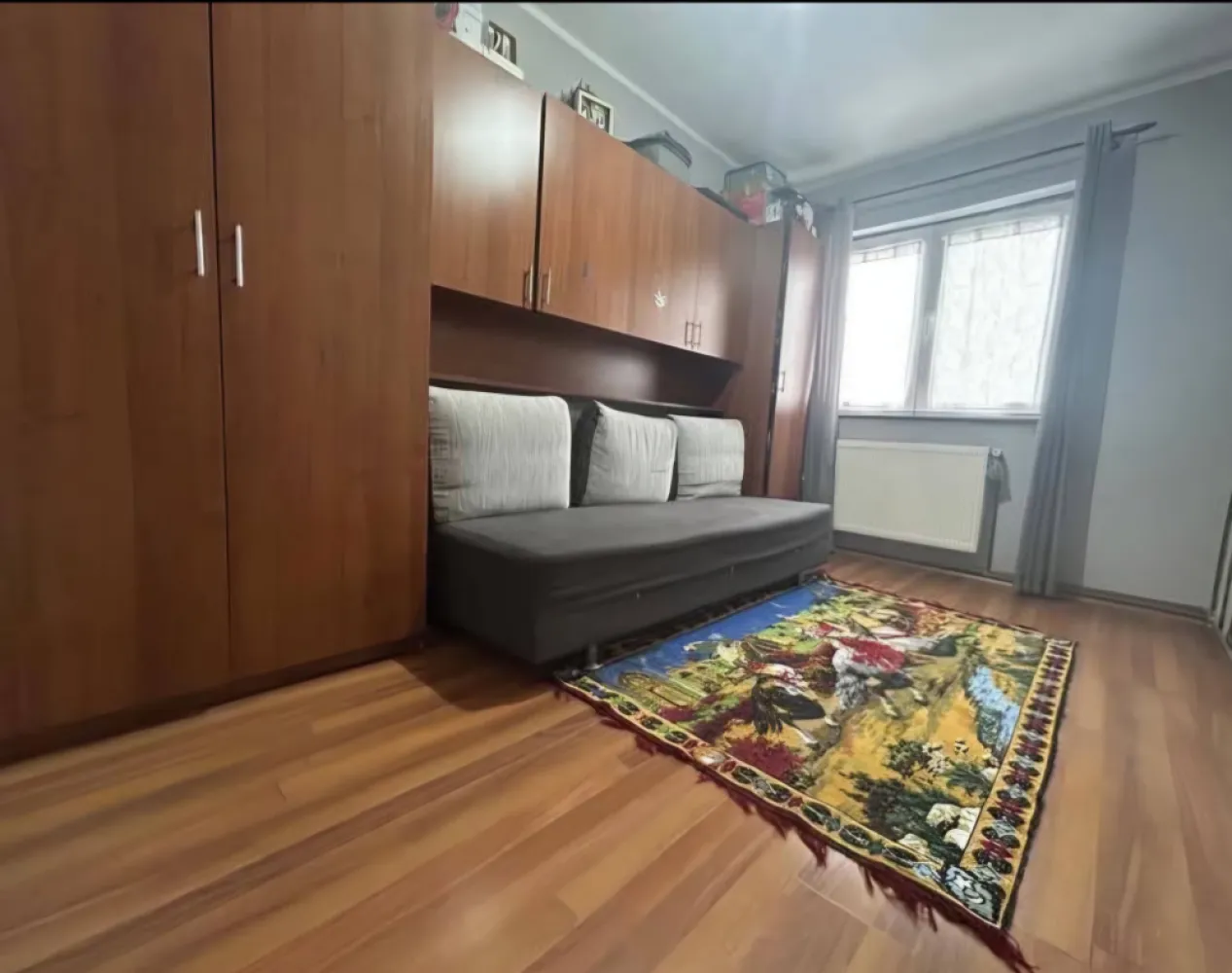 Apartament 2 camere decomandat - Se vinde apartament decomandat cu 2 camere in zonă bună, pe strada Aleea Filaturii lângă Lidl-ul de la Semilună, în bloc turn cu vedere spre sensul giratoriu dintre Decebal si Regele Mihai I. Apartamentul are 48 m2 construiți si 44 mp utili&nbsp;Compartimentare:1 x Cameră Mare&nbsp;1 x Cameră mică&nbsp;1 x Baie1 x Bucătărie&nbsp;1 x Hol1 x Balcon inchis&nbsp;1 x Debara depozitare, spațiu mașină de spălat&nbsp;Poate fi recompartimentat, din bucătărie închisă în bucatarie Open Space.Facilități:- Lift Nou- Etaj 3 din 10- Geamuri termopan&nbsp;- Centrală pe gaz nouă ImmerGas- Termostat inteligent controlat de la distanță&nbsp;- Instalație cupru- Mobilat/Utilat- Interfon- Ușă metalică&nbsp;- Supermarket Lidl la ieșirea din scară&nbsp;- Spital, Mall-uri, Supermarket-uri,Gara, Autogara toate la câteva sute de metri distanță.- Școala Gimnazială nr. 18 la 140 m- Grădiniță cu program prelungit nr. 28 la 400 m- Spațiu verde in fața blocului cât si un parc mic pentru copii.- Parcare mareCosturi întreținereElectricitate: 90-100 KWGaz: Vara 15-20 mc, Iarna 100-150 mc.Apartamentul este ideal pentru o familie cu copii sau pentru a fi dat spre închiriere, poate fi locuibil.Accept si schimb cu o casă până în 55.000 de euro si la o distanță de 30 km de oraș.Pentru mai multe detalii scrieți sau sunați la numărul de telefon.