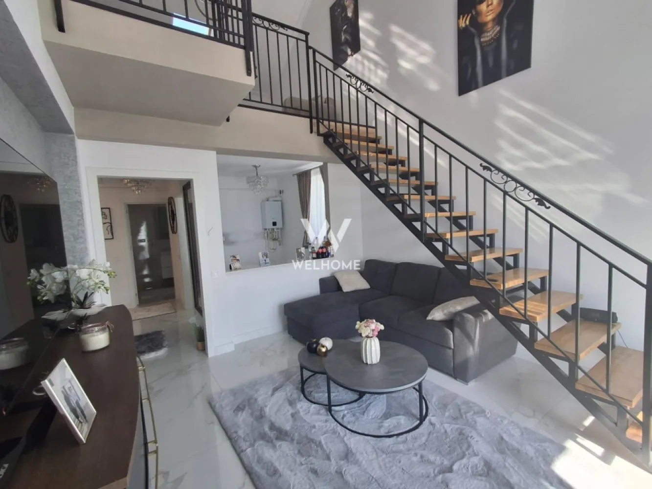 Apartament de lux de vânzare – 5 camere, DaVinci, Sibiu - Descoperă un apartament spectaculos, conceput pentru un stil de viață exclusivist, situat în renumitul ansamblu rezidențial DaVinci din Cristian, la doar câteva minute de Sibiu. Această proprietate impresionează prin designul elegant, finisajele premium și atenția desăvârșită la detalii.

Caracteristici principale:

5 camere (living generos + 4 dormitoare)

Suprafață utilă: 110 mp

Bucătărie complet echipată, cu electrocasnice de top

3 băi finisate cu materiale premium

Scară interioară din lemn masiv, element de design rafinat

Terasă spațioasă de 14 mp – ideală pentru relaxare

1 loc de parcare inclus

Spații de depozitare inteligent integrate

Dotări și finisaje ultralux:

Mobilier realizat la comandă, din materiale de cea mai înaltă calitate

Pardoseli premium 

Iluminat ambiental modern, cu accente arhitecturale

Electrocasnice încorporate de ultimă generație

Design interior sofisticat, cu influențe contemporane

Ferestre mari pentru lumină naturală abundentă

Izolație fonică și termică superioară

Avantajele zonei:

Acces rapid către Sibiu și autostradă

Zonă aerisită, liniștită, cu priveliști deosebite

Apropiere de aeroport

Infrastructură modernă și în continuă dezvoltare

Comunitate selectă și sigură

Acces facil către zone comerciale, restaurante și spații verzi

Această proprietate este alegerea perfectă pentru cei care caută rafinament, confort absolut și o investiție într-un stil de viață premium.

Pret: 260.000 euro, negociabil

Detalii si vizionari: 0740066818, Cristina