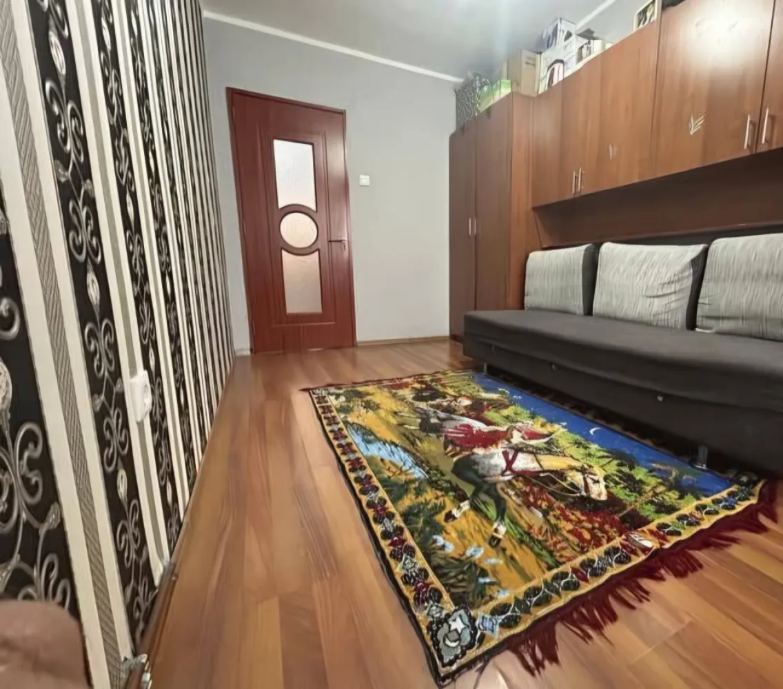 Apartament 2 camere decomandat - Se vinde apartament decomandat cu 2 camere in zonă bună, pe strada Aleea Filaturii lângă Lidl-ul de la Semilună, în bloc turn cu vedere spre sensul giratoriu dintre Decebal si Regele Mihai I. Apartamentul are 48 m2 construiți si 44 mp utili&nbsp;Compartimentare:1 x Cameră Mare&nbsp;1 x Cameră mică&nbsp;1 x Baie1 x Bucătărie&nbsp;1 x Hol1 x Balcon inchis&nbsp;1 x Debara depozitare, spațiu mașină de spălat&nbsp;Poate fi recompartimentat, din bucătărie închisă în bucatarie Open Space.Facilități:- Lift Nou- Etaj 3 din 10- Geamuri termopan&nbsp;- Centrală pe gaz nouă ImmerGas- Termostat inteligent controlat de la distanță&nbsp;- Instalație cupru- Mobilat/Utilat- Interfon- Ușă metalică&nbsp;- Supermarket Lidl la ieșirea din scară&nbsp;- Spital, Mall-uri, Supermarket-uri,Gara, Autogara toate la câteva sute de metri distanță.- Școala Gimnazială nr. 18 la 140 m- Grădiniță cu program prelungit nr. 28 la 400 m- Spațiu verde in fața blocului cât si un parc mic pentru copii.- Parcare mareCosturi întreținereElectricitate: 90-100 KWGaz: Vara 15-20 mc, Iarna 100-150 mc.Apartamentul este ideal pentru o familie cu copii sau pentru a fi dat spre închiriere, poate fi locuibil.Accept si schimb cu o casă până în 55.000 de euro si la o distanță de 30 km de oraș.Pentru mai multe detalii scrieți sau sunați la numărul de telefon.