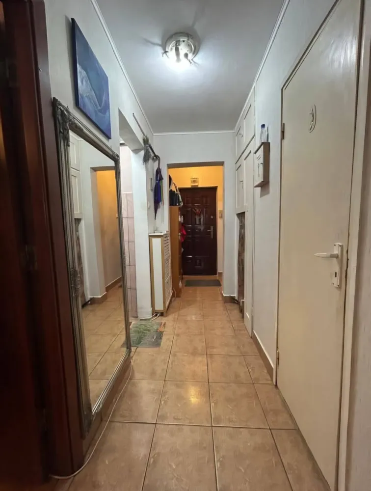 Apartament 2 camere decomandat - Se vinde apartament decomandat cu 2 camere in zonă bună, pe strada Aleea Filaturii lângă Lidl-ul de la Semilună, în bloc turn cu vedere spre sensul giratoriu dintre Decebal si Regele Mihai I. Apartamentul are 48 m2 construiți si 44 mp utili&nbsp;Compartimentare:1 x Cameră Mare&nbsp;1 x Cameră mică&nbsp;1 x Baie1 x Bucătărie&nbsp;1 x Hol1 x Balcon inchis&nbsp;1 x Debara depozitare, spațiu mașină de spălat&nbsp;Poate fi recompartimentat, din bucătărie închisă în bucatarie Open Space.Facilități:- Lift Nou- Etaj 3 din 10- Geamuri termopan&nbsp;- Centrală pe gaz nouă ImmerGas- Termostat inteligent controlat de la distanță&nbsp;- Instalație cupru- Mobilat/Utilat- Interfon- Ușă metalică&nbsp;- Supermarket Lidl la ieșirea din scară&nbsp;- Spital, Mall-uri, Supermarket-uri,Gara, Autogara toate la câteva sute de metri distanță.- Școala Gimnazială nr. 18 la 140 m- Grădiniță cu program prelungit nr. 28 la 400 m- Spațiu verde in fața blocului cât si un parc mic pentru copii.- Parcare mareCosturi întreținereElectricitate: 90-100 KWGaz: Vara 15-20 mc, Iarna 100-150 mc.Apartamentul este ideal pentru o familie cu copii sau pentru a fi dat spre închiriere, poate fi locuibil.Accept si schimb cu o casă până în 55.000 de euro si la o distanță de 30 km de oraș.Pentru mai multe detalii scrieți sau sunați la numărul de telefon.