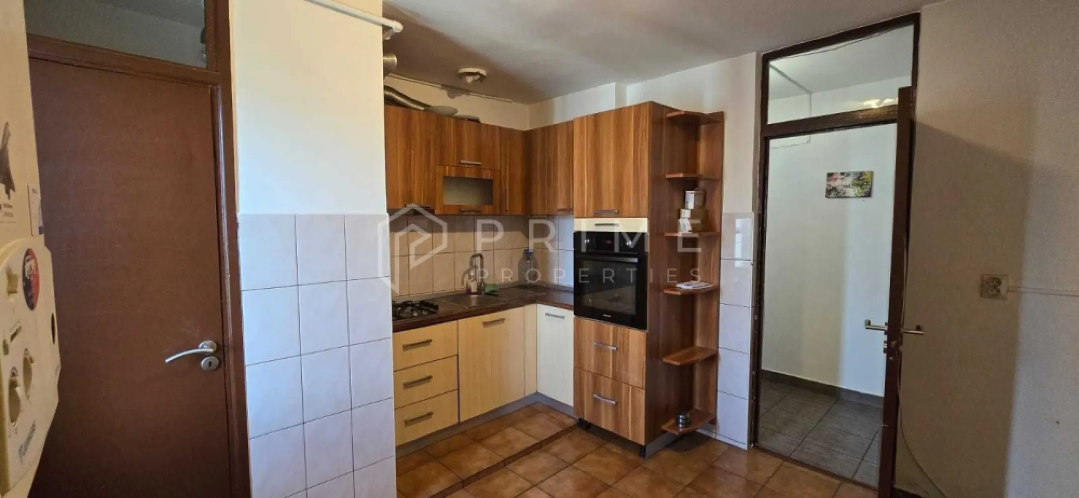 Apartament 3 camere, decomandat – Zonă liniștită în Cartierul Tudor - Vă propunem spre vânzare un apartament spațios și practic, situat într-o zonă excelentă a cartierului Tudor, la doar 300 de metri de Shopping City Târgu Mureș. Poziționat la etajul 3, apartamentul oferă un echilibru ideal între proximitatea față de punctele de interes și liniștea unui mediu rezidențial ferit de agitația străzii principale.

Detalii tehnice și compartimentare:

Suprafață utilă: 65 mp, compartimentare decomandată.

Structură: 3 camere, 2 băi, bucătărie și cămară.

Spațiu exterior: Balcon închis.

Stare: Apartamentul necesită modernizare, dar este complet funcțional și poate fi locuit imediat.

Facilități și avantaje:

Confort: Bucătărie complet echipată.

Amplasament: Zonă liniștită, cu drum asfaltat, ferită de zgomotul arterelor principale.

Mediu: Bloc înconjurat de spații verzi generoase și vecini liniștiți.

Parcare: Zonă de parcare cu umbră disponibilă în jurul blocului.

Proximitate: Acces extrem de rapid către Shopping City și benzinăria Mol, beneficiind de toate facilitățile comerciale și de transport din apropiere.

Această proprietate reprezintă o oportunitate excelentă pentru cei care doresc să investească într-o locuință bine compartimentată, situată într-una dintre cele mai accesibile și căutate zone din Târgu Mureș.

Promisiunea Prime Properties
La Prime Properties, fiecare tranzacție înseamnă mai mult decât o simplă achiziție – este un proces complet, în care colaborăm cu cei mai buni profesioniști: notari, avocați, evaluatori, specialiști în certificate energetice și consultanți de credite imobiliare. Astfel, atunci când alegi o proprietate prin noi, primești la pachet siguranță, transparență și servicii impecabile pe tot parcursul drumului tău către casa ideală.