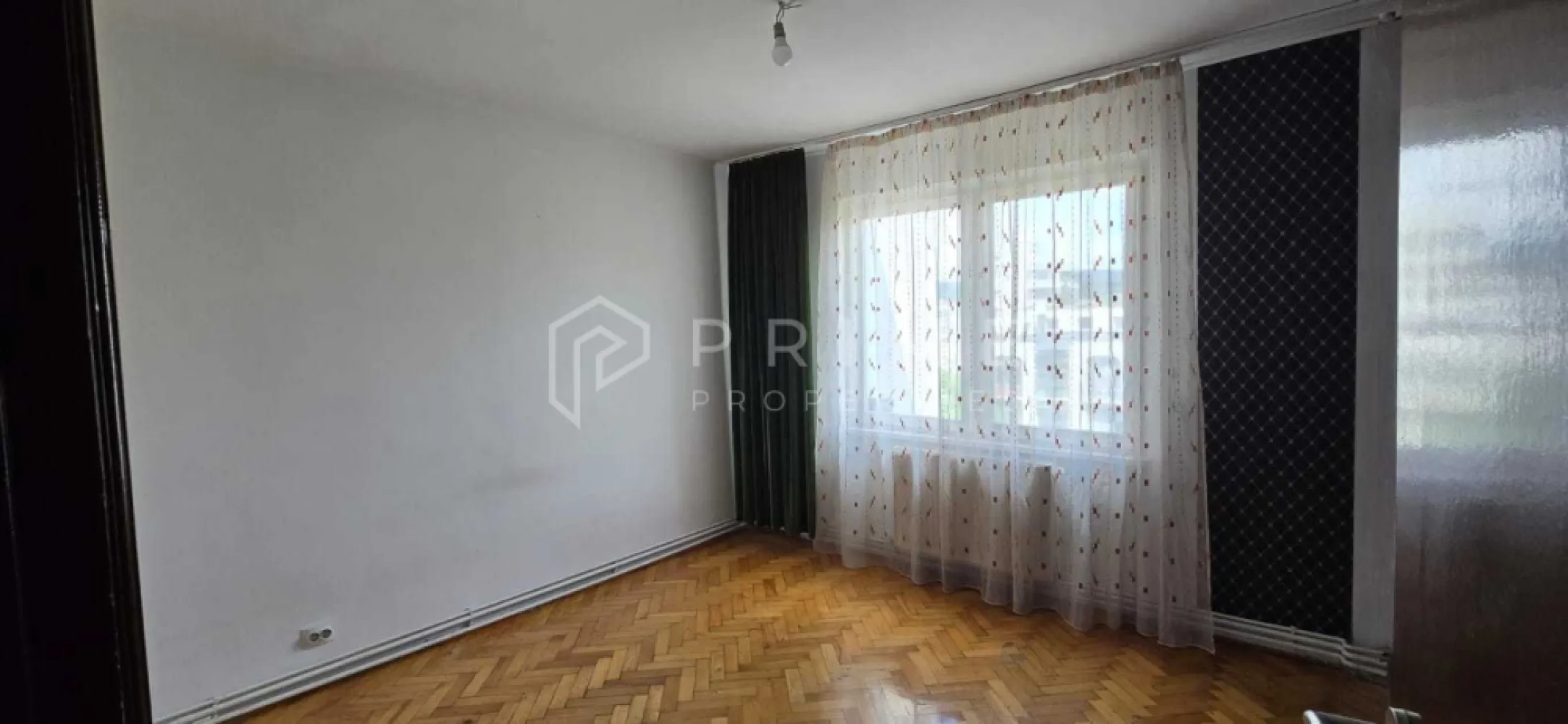 Apartament 3 camere, decomandat – Zonă liniștită în Cartierul Tudor - Vă propunem spre vânzare un apartament spațios și practic, situat într-o zonă excelentă a cartierului Tudor, la doar 300 de metri de Shopping City Târgu Mureș. Poziționat la etajul 3, apartamentul oferă un echilibru ideal între proximitatea față de punctele de interes și liniștea unui mediu rezidențial ferit de agitația străzii principale.

Detalii tehnice și compartimentare:

Suprafață utilă: 65 mp, compartimentare decomandată.

Structură: 3 camere, 2 băi, bucătărie și cămară.

Spațiu exterior: Balcon închis.

Stare: Apartamentul necesită modernizare, dar este complet funcțional și poate fi locuit imediat.

Facilități și avantaje:

Confort: Bucătărie complet echipată.

Amplasament: Zonă liniștită, cu drum asfaltat, ferită de zgomotul arterelor principale.

Mediu: Bloc înconjurat de spații verzi generoase și vecini liniștiți.

Parcare: Zonă de parcare cu umbră disponibilă în jurul blocului.

Proximitate: Acces extrem de rapid către Shopping City și benzinăria Mol, beneficiind de toate facilitățile comerciale și de transport din apropiere.

Această proprietate reprezintă o oportunitate excelentă pentru cei care doresc să investească într-o locuință bine compartimentată, situată într-una dintre cele mai accesibile și căutate zone din Târgu Mureș.

Promisiunea Prime Properties
La Prime Properties, fiecare tranzacție înseamnă mai mult decât o simplă achiziție – este un proces complet, în care colaborăm cu cei mai buni profesioniști: notari, avocați, evaluatori, specialiști în certificate energetice și consultanți de credite imobiliare. Astfel, atunci când alegi o proprietate prin noi, primești la pachet siguranță, transparență și servicii impecabile pe tot parcursul drumului tău către casa ideală.