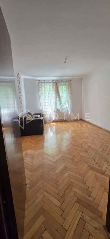 Apartament 3 camere, decomandat – Zonă liniștită în Cartierul Tudor - Vă propunem spre vânzare un apartament spațios și practic, situat într-o zonă excelentă a cartierului Tudor, la doar 300 de metri de Shopping City Târgu Mureș. Poziționat la etajul 3, apartamentul oferă un echilibru ideal între proximitatea față de punctele de interes și liniștea unui mediu rezidențial ferit de agitația străzii principale.

Detalii tehnice și compartimentare:

Suprafață utilă: 65 mp, compartimentare decomandată.

Structură: 3 camere, 2 băi, bucătărie și cămară.

Spațiu exterior: Balcon închis.

Stare: Apartamentul necesită modernizare, dar este complet funcțional și poate fi locuit imediat.

Facilități și avantaje:

Confort: Bucătărie complet echipată.

Amplasament: Zonă liniștită, cu drum asfaltat, ferită de zgomotul arterelor principale.

Mediu: Bloc înconjurat de spații verzi generoase și vecini liniștiți.

Parcare: Zonă de parcare cu umbră disponibilă în jurul blocului.

Proximitate: Acces extrem de rapid către Shopping City și benzinăria Mol, beneficiind de toate facilitățile comerciale și de transport din apropiere.

Această proprietate reprezintă o oportunitate excelentă pentru cei care doresc să investească într-o locuință bine compartimentată, situată într-una dintre cele mai accesibile și căutate zone din Târgu Mureș.

Promisiunea Prime Properties
La Prime Properties, fiecare tranzacție înseamnă mai mult decât o simplă achiziție – este un proces complet, în care colaborăm cu cei mai buni profesioniști: notari, avocați, evaluatori, specialiști în certificate energetice și consultanți de credite imobiliare. Astfel, atunci când alegi o proprietate prin noi, primești la pachet siguranță, transparență și servicii impecabile pe tot parcursul drumului tău către casa ideală.