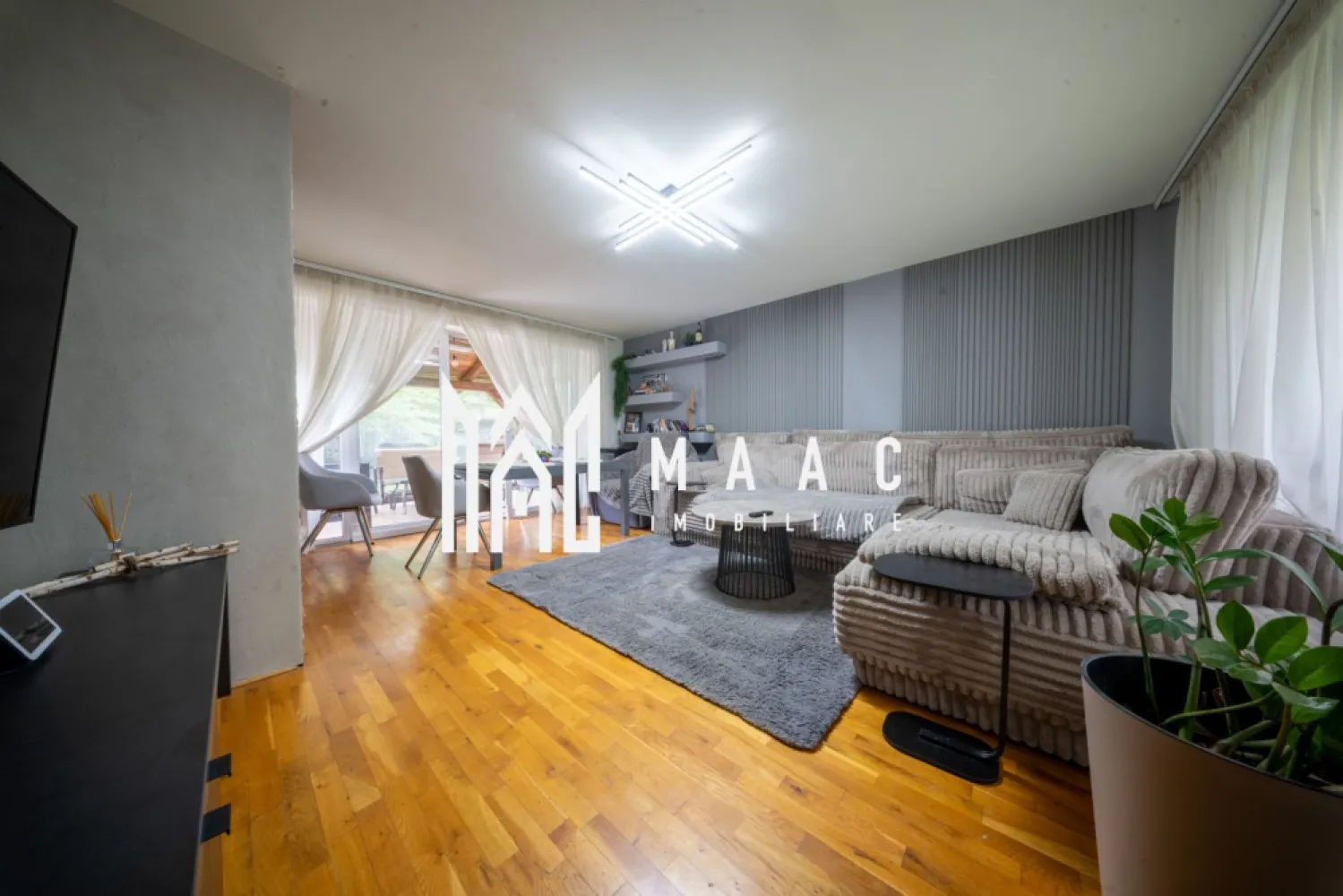 Casa individuala | Centru | Teren 628 mp - MAAC Imobiliare vă propune spre vânzare, în exclusivitate, o vilă situată în centrul orașului, la doar câteva minute de Piața Mare, o proprietate rară prin poziționare, suprafața terenului și nivelul de intimitate oferit.

Locuința este desfășurată pe S+P+E și beneficiază de o compartimentare funcțională, adaptată unui stil de viață confortabil:

parter:
-living cu ieșire pe terasă
-bucătărie
-birou
-hol
-baie

etaj:
-2 dormitoare
-open space care poate fi transformat în dormitor
-baie
-dressing

Podul casei a fost transformat într-un dormitor pentru oaspeți, foarte luminos, oferind un spațiu suplimentar util și versatil.

Proprietatea dispune de un teren în suprafață de 628 mp, amenajat cu gazon, asigurând un cadru verde și aerisit chiar în zona centrală a orașului. Poziționarea terenului oferă un nivel ridicat de intimitate, un avantaj major pentru o vilă situată în centrul urban.

Această vilă reprezintă o oportunitate pentru cei care își doresc o proprietate spațioasă, cu teren generos, în proximitatea Pieței Mari, beneficiind de acces rapid către punctele de interes centrale.

Pentru mai multe detalii, vă rugăm să menționați ID: CP3170084 la telefon.