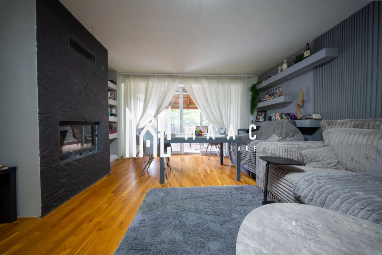 Casa individuala | Centru | Teren 628 mp - MAAC Imobiliare vă propune spre vânzare, în exclusivitate, o vilă situată în centrul orașului, la doar câteva minute de Piața Mare, o proprietate rară prin poziționare, suprafața terenului și nivelul de intimitate oferit.

Locuința este desfășurată pe S+P+E și beneficiază de o compartimentare funcțională, adaptată unui stil de viață confortabil:

parter:
-living cu ieșire pe terasă
-bucătărie
-birou
-hol
-baie

etaj:
-2 dormitoare
-open space care poate fi transformat în dormitor
-baie
-dressing

Podul casei a fost transformat într-un dormitor pentru oaspeți, foarte luminos, oferind un spațiu suplimentar util și versatil.

Proprietatea dispune de un teren în suprafață de 628 mp, amenajat cu gazon, asigurând un cadru verde și aerisit chiar în zona centrală a orașului. Poziționarea terenului oferă un nivel ridicat de intimitate, un avantaj major pentru o vilă situată în centrul urban.

Această vilă reprezintă o oportunitate pentru cei care își doresc o proprietate spațioasă, cu teren generos, în proximitatea Pieței Mari, beneficiind de acces rapid către punctele de interes centrale.

Pentru mai multe detalii, vă rugăm să menționați ID: CP3170084 la telefon.