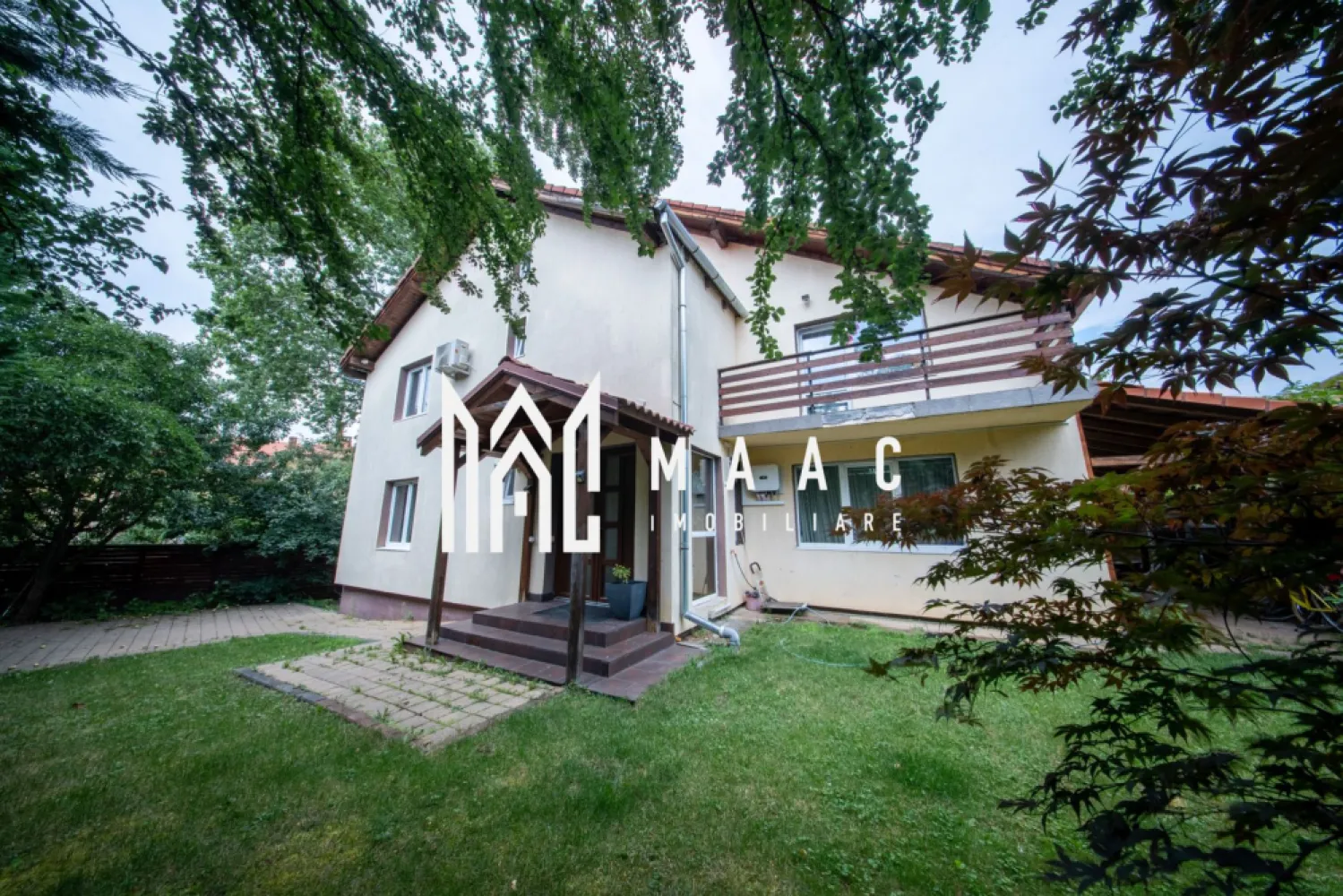 Casa individuala | Centru | Teren 628 mp - MAAC Imobiliare vă propune spre vânzare, în exclusivitate, o vilă situată în centrul orașului, la doar câteva minute de Piața Mare, o proprietate rară prin poziționare, suprafața terenului și nivelul de intimitate oferit.

Locuința este desfășurată pe S+P+E și beneficiază de o compartimentare funcțională, adaptată unui stil de viață confortabil:

parter:
-living cu ieșire pe terasă
-bucătărie
-birou
-hol
-baie

etaj:
-2 dormitoare
-open space care poate fi transformat în dormitor
-baie
-dressing

Podul casei a fost transformat într-un dormitor pentru oaspeți, foarte luminos, oferind un spațiu suplimentar util și versatil.

Proprietatea dispune de un teren în suprafață de 628 mp, amenajat cu gazon, asigurând un cadru verde și aerisit chiar în zona centrală a orașului. Poziționarea terenului oferă un nivel ridicat de intimitate, un avantaj major pentru o vilă situată în centrul urban.

Această vilă reprezintă o oportunitate pentru cei care își doresc o proprietate spațioasă, cu teren generos, în proximitatea Pieței Mari, beneficiind de acces rapid către punctele de interes centrale.

Pentru mai multe detalii, vă rugăm să menționați ID: CP3170084 la telefon.
