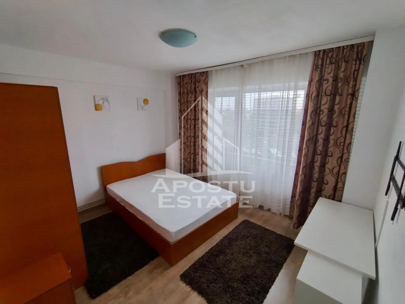 Apartament cu 3 camere , de inchiriat, zona Circumvalatiunii - Agentia imobiliara APOSTU ESTATE va propune spre inchiriere un apartament cu 3 camere, spatios si luminos, situat in zona Circumvalatiunii, o zona linistita si bine pozitionata din Timisoara, potrivit pentru cupluri,familii, sau studenti care isi doresc o locuinta unde sa se simta confortabil si cu acces facil catre scoli, statii de autobuz, supermarketuri , magazine de zona, parcuri.

Suprafata utila: 85 mp
Compartimentare eficienta:
-Hol de acces generos
-Bucatarie complet mobilata si utilata, cu loc de luat masa
-Living luminos si spatios
-Dormitoare mobilate si utilate
-Baie prevazuta cu dus

Confort si facilitati:
-Incalzirea apartamentului: centrala proprie 
-Apartamentul este complet mobilat si utilat
-Nu se accepta animale de companie de catre proprietar

Localizare:
-Timis,Timisoara, zona Circumvalatiunii – acces facil spre magazine, supermarketuri, scoli, parcuri si mijloace de transport in comun.

Ideal pentru:
-Familii
-Cupluri
-Studenti

Disponibilitate: imediata
Pret chirie lunara: 500
Programeaza o vizionare pentru a-ti putea imagina viitorul aici!
ID intern: CP2572794