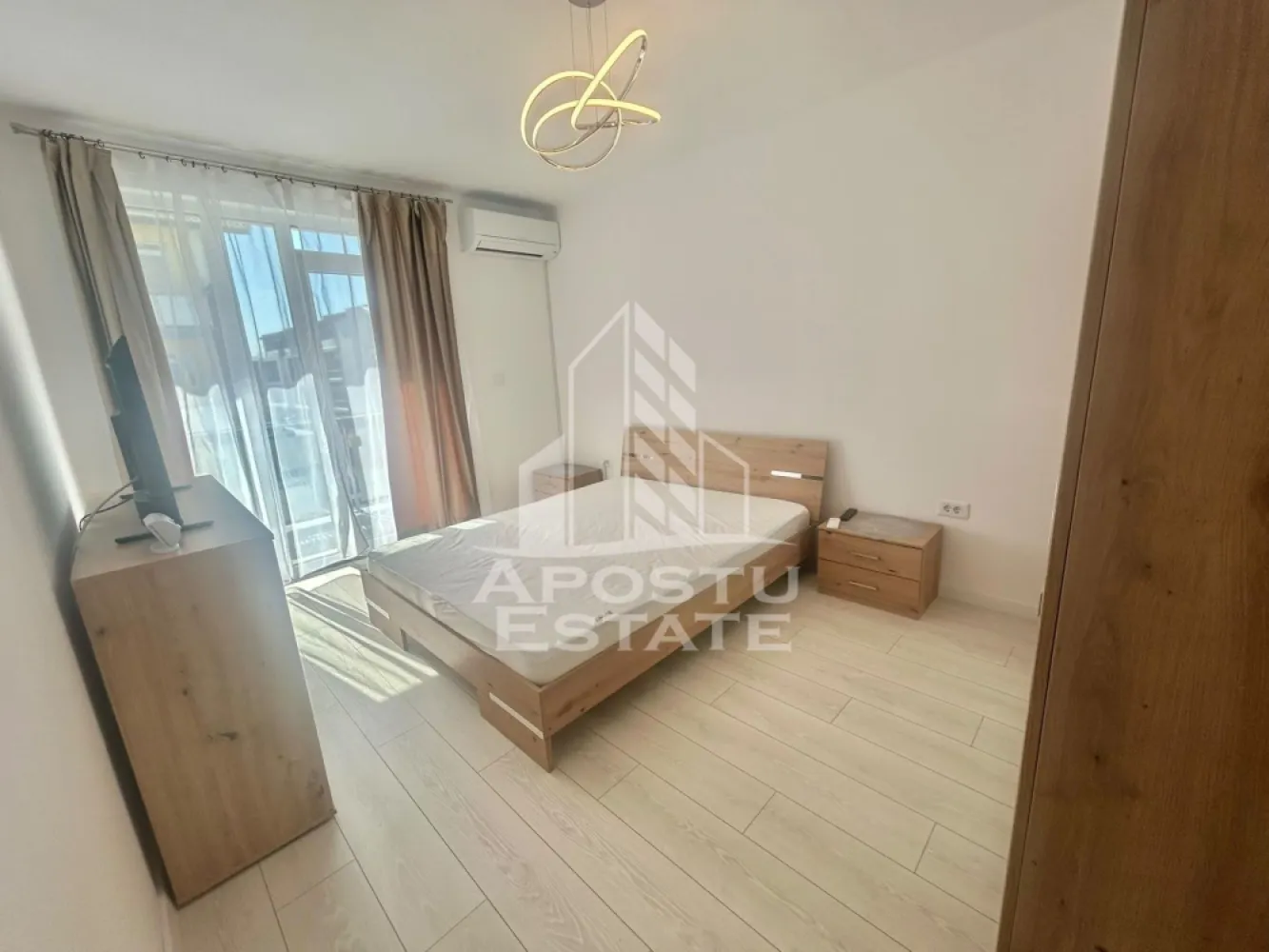 Apartament 1 camera de inchiriat, loc de parcare, Giroc - Agentia imobiliara APOSTU ESTATE va propune spre inchiriere un apartament cu 1 camera, spatios si luminos, situat in Giroc o zona linistita si bine pozitionata langa Timisoara,Timis. Potrivit pentru cupluri,, tineri si studenti care isi doresc o locuinta unde sa se simta confortabil si cu acces facil catre scoli, statii de autobuz, supermarketuri , magazine de zona, parcuri.

Suprafata utila: 34mp
Compartimentare eficienta:
-Hol de acces generos
-Bucatarie complet mobilata si utilata
-Dormitor mobilat si utilat
-Baia este dotata cu cada

Confort si facilitati:
-Incalzirea apartamentului: centrala proprie
-Apartamentul este complet mobilat si utilat

Localizare:
-Giroc, Timisoara– acces facil spre magazine, supermarketuri,scoli, parcuri si mijloace de transport in comun.

Ideal pentru:

-Cupluri
-Tineri
-Studenti

Disponibilitate: imediat
Pret chirie lunara:350€
Programeaza o vizionare pentru a-ti putea imagina viitorul aici!
ID intern:CP3217168