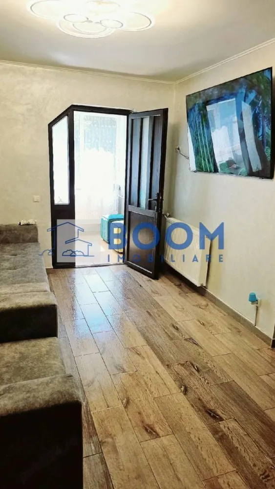 Apartament 2 camere | Parter | Renovat | Mobilat - Apartament 2 camere de vânzare – Zona Nord, Râmnicu Vâlcea

BOOM Imobiliare vă oferă spre vânzare un apartament cu 2 camere, situat la parter, într-una dintre cele mai apreciate zone din Râmnicu Vâlcea – Zona Nord, în apropiere de Școala Nr. 2.

Apartamentul are o suprafață utilă de 29,22 mp, beneficiază de un balcon generos de 9,77 mp și o boxă de aproximativ 10 mp, ideală pentru depozitare. Proprietatea se vinde complet mobilată și utilată, conform fotografiilor, fiind disponibilă imediat.

Avantaje și dotări:

Apartament cu 2 camere;
Situat la parter – acces facil;
Balcon spațios;
Boxă proprie pentru depozitare;
Complet mobilat și utilat;
Potrivit atât pentru locuit, cât și pentru investiție.

Localizare excelentă:

Lângă Școala Nr. 2;
În apropiere de Spitalul Sanmed;
La câteva minute de Piața Nord;
Aproape de magazinele Anabella, Profi și Diana;
Acces rapid la farmacii, stații de autobuz și toate facilitățile necesare.

Datorită poziționării la parter și accesului facil, apartamentul poate fi potrivit și pentru desfășurarea unor activități profesionale precum salon de înfrumusețare, cabinet, birou sau alte servicii.

Pentru mai multe informații și programarea unei vizionări, contactați BOOM Imobiliare! CP3217338