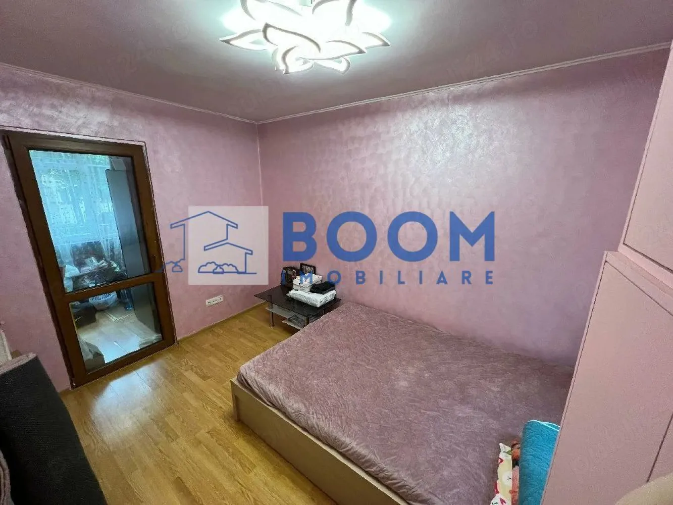 Apartament 2 camere | Parter | Renovat | Mobilat - Apartament 2 camere de vânzare – Zona Nord, Râmnicu Vâlcea

BOOM Imobiliare vă oferă spre vânzare un apartament cu 2 camere, situat la parter, într-una dintre cele mai apreciate zone din Râmnicu Vâlcea – Zona Nord, în apropiere de Școala Nr. 2.

Apartamentul are o suprafață utilă de 29,22 mp, beneficiază de un balcon generos de 9,77 mp și o boxă de aproximativ 10 mp, ideală pentru depozitare. Proprietatea se vinde complet mobilată și utilată, conform fotografiilor, fiind disponibilă imediat.

Avantaje și dotări:

Apartament cu 2 camere;
Situat la parter – acces facil;
Balcon spațios;
Boxă proprie pentru depozitare;
Complet mobilat și utilat;
Potrivit atât pentru locuit, cât și pentru investiție.

Localizare excelentă:

Lângă Școala Nr. 2;
În apropiere de Spitalul Sanmed;
La câteva minute de Piața Nord;
Aproape de magazinele Anabella, Profi și Diana;
Acces rapid la farmacii, stații de autobuz și toate facilitățile necesare.

Datorită poziționării la parter și accesului facil, apartamentul poate fi potrivit și pentru desfășurarea unor activități profesionale precum salon de înfrumusețare, cabinet, birou sau alte servicii.

Pentru mai multe informații și programarea unei vizionări, contactați BOOM Imobiliare! CP3217338