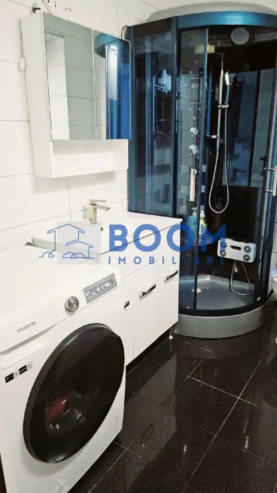 Apartament 2 camere | Parter | Renovat | Mobilat - Apartament 2 camere de vânzare – Zona Nord, Râmnicu Vâlcea

BOOM Imobiliare vă oferă spre vânzare un apartament cu 2 camere, situat la parter, într-una dintre cele mai apreciate zone din Râmnicu Vâlcea – Zona Nord, în apropiere de Școala Nr. 2.

Apartamentul are o suprafață utilă de 29,22 mp, beneficiază de un balcon generos de 9,77 mp și o boxă de aproximativ 10 mp, ideală pentru depozitare. Proprietatea se vinde complet mobilată și utilată, conform fotografiilor, fiind disponibilă imediat.

Avantaje și dotări:

Apartament cu 2 camere;
Situat la parter – acces facil;
Balcon spațios;
Boxă proprie pentru depozitare;
Complet mobilat și utilat;
Potrivit atât pentru locuit, cât și pentru investiție.

Localizare excelentă:

Lângă Școala Nr. 2;
În apropiere de Spitalul Sanmed;
La câteva minute de Piața Nord;
Aproape de magazinele Anabella, Profi și Diana;
Acces rapid la farmacii, stații de autobuz și toate facilitățile necesare.

Datorită poziționării la parter și accesului facil, apartamentul poate fi potrivit și pentru desfășurarea unor activități profesionale precum salon de înfrumusețare, cabinet, birou sau alte servicii.

Pentru mai multe informații și programarea unei vizionări, contactați BOOM Imobiliare! CP3217338