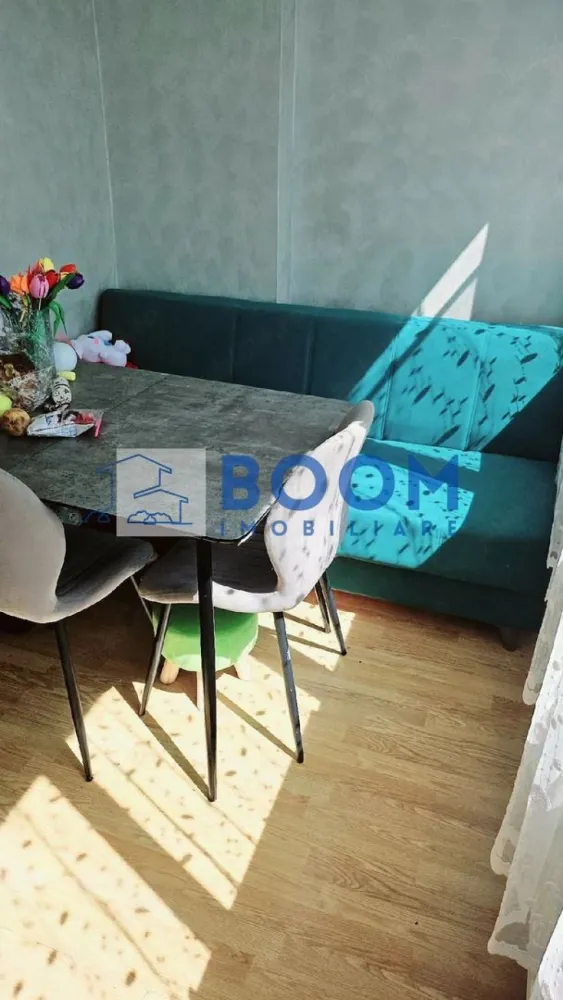 Apartament 2 camere | Parter | Renovat | Mobilat - Apartament 2 camere de vânzare – Zona Nord, Râmnicu Vâlcea

BOOM Imobiliare vă oferă spre vânzare un apartament cu 2 camere, situat la parter, într-una dintre cele mai apreciate zone din Râmnicu Vâlcea – Zona Nord, în apropiere de Școala Nr. 2.

Apartamentul are o suprafață utilă de 29,22 mp, beneficiază de un balcon generos de 9,77 mp și o boxă de aproximativ 10 mp, ideală pentru depozitare. Proprietatea se vinde complet mobilată și utilată, conform fotografiilor, fiind disponibilă imediat.

Avantaje și dotări:

Apartament cu 2 camere;
Situat la parter – acces facil;
Balcon spațios;
Boxă proprie pentru depozitare;
Complet mobilat și utilat;
Potrivit atât pentru locuit, cât și pentru investiție.

Localizare excelentă:

Lângă Școala Nr. 2;
În apropiere de Spitalul Sanmed;
La câteva minute de Piața Nord;
Aproape de magazinele Anabella, Profi și Diana;
Acces rapid la farmacii, stații de autobuz și toate facilitățile necesare.

Datorită poziționării la parter și accesului facil, apartamentul poate fi potrivit și pentru desfășurarea unor activități profesionale precum salon de înfrumusețare, cabinet, birou sau alte servicii.

Pentru mai multe informații și programarea unei vizionări, contactați BOOM Imobiliare! CP3217338
