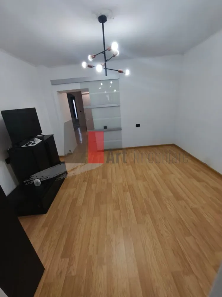 Casa Vanzare Giulesti 4 camere - Casă de vânzare – elegantă, confortabilă şi imediat mutabilă fara curte.

O oportunitate rară pentru cei ce caută nu doar un simplu loc de locuit, ci o casă în care să pășești şi să te simți „acasă” din prima zi:

 Caracteristici principale

Construcție din 2010, solidă și bine întreținută

Amprentă la sol: 75 mp, suprafață totală: 150 mp (excluzând curtea) 
Fără curte

 Compartimentare inteligentă

Parter: bucătărie luminoasă, hol primitor, baie modernă, living aerisit + dormitor

Etajul 1: living de zi, baie, dormitor mare + dressing generos

Etajul 2: spațiu open-air – terasă + pod extins, ideal pentru relaxare sau hobby

 Extra-dotări & avantaje

Centrală termică proprie – încălzire eficientă și costuri controlabile

Toate utilitățile sunt conectate și funcționale

Se vinde parțial mobilată, exact cum se vede în fotografii – pentru cei care vor să se mute fără griji suplimentare

Actele proprietății sunt la zi – tranzacție rapidă, legală și sigură

 Cine se potriveşte acestei case?

Perfectă pentru familie, cu stil, care îşi doreşte spaţiu, lumină naturală şi funcţionalitate. Ideală dacă vrei să te muți fără complicații, cu tot ce îți trebuie pregătit deja.

Pentru detalii despre preț, vizionare sau fotografii adiționale, te rog să mă contactezi.
 Gata de vânzare – gata să devină “acasă” pentru tine.