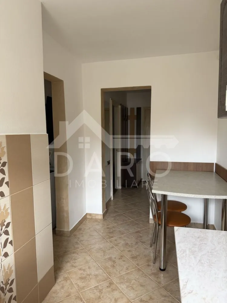 Apartament 2 camere decomandat, zona Aleea Cornisa - 🏡 Apartament 2 camere decomandat – Cornișa | 450 €/lună 🎓
✨ Cauți un apartament renovat, aproape de UMF, într-o zonă liniștită?
Acesta este exact ce îți trebuie!
📍 Locație: Târgu Mureș – Aleea Cornișa
🏢 Etaj: 3
💰 Chirie: 450 €/lună
🛏️ Compartimentare: decomandat
🔑 Compartimentare practică:
🛋️ 2 camere separate
🍽️ Bucătărie
🛁 Baie
🧺 Cămară
🌿 Terasă
✔️ Apartament recent renovat
✔️ Luminos și bine compartimentat
✔️ Zonă liniștită
✔️ Aproape de UMF și Spitalul Județean
💡 Ideal pentru studenți, medici rezidenți sau cupluri
📞 Pentru detalii și vizionări: 0749 535 729
👩‍💼 Coman Maria – Daro Imobiliare
💭 Te gândești să-ți cumperi propriul apartament?
Prin Kiwi Finance beneficiezi de:
✔️ analiză GRATUITĂ a eligibilității
✔️ acces la oferte de la peste 12 bănci
✔️ negocierea dobânzii în favoarea ta
✔️ suport complet până la semnare
