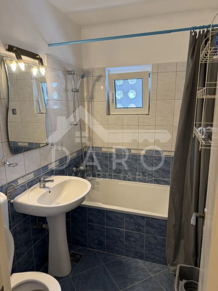 Apartament 2 camere decomandat, zona Aleea Cornisa - 🏡 Apartament 2 camere decomandat – Cornișa | 450 €/lună 🎓
✨ Cauți un apartament renovat, aproape de UMF, într-o zonă liniștită?
Acesta este exact ce îți trebuie!
📍 Locație: Târgu Mureș – Aleea Cornișa
🏢 Etaj: 3
💰 Chirie: 450 €/lună
🛏️ Compartimentare: decomandat
🔑 Compartimentare practică:
🛋️ 2 camere separate
🍽️ Bucătărie
🛁 Baie
🧺 Cămară
🌿 Terasă
✔️ Apartament recent renovat
✔️ Luminos și bine compartimentat
✔️ Zonă liniștită
✔️ Aproape de UMF și Spitalul Județean
💡 Ideal pentru studenți, medici rezidenți sau cupluri
📞 Pentru detalii și vizionări: 0749 535 729
👩‍💼 Coman Maria – Daro Imobiliare
💭 Te gândești să-ți cumperi propriul apartament?
Prin Kiwi Finance beneficiezi de:
✔️ analiză GRATUITĂ a eligibilității
✔️ acces la oferte de la peste 12 bănci
✔️ negocierea dobânzii în favoarea ta
✔️ suport complet până la semnare